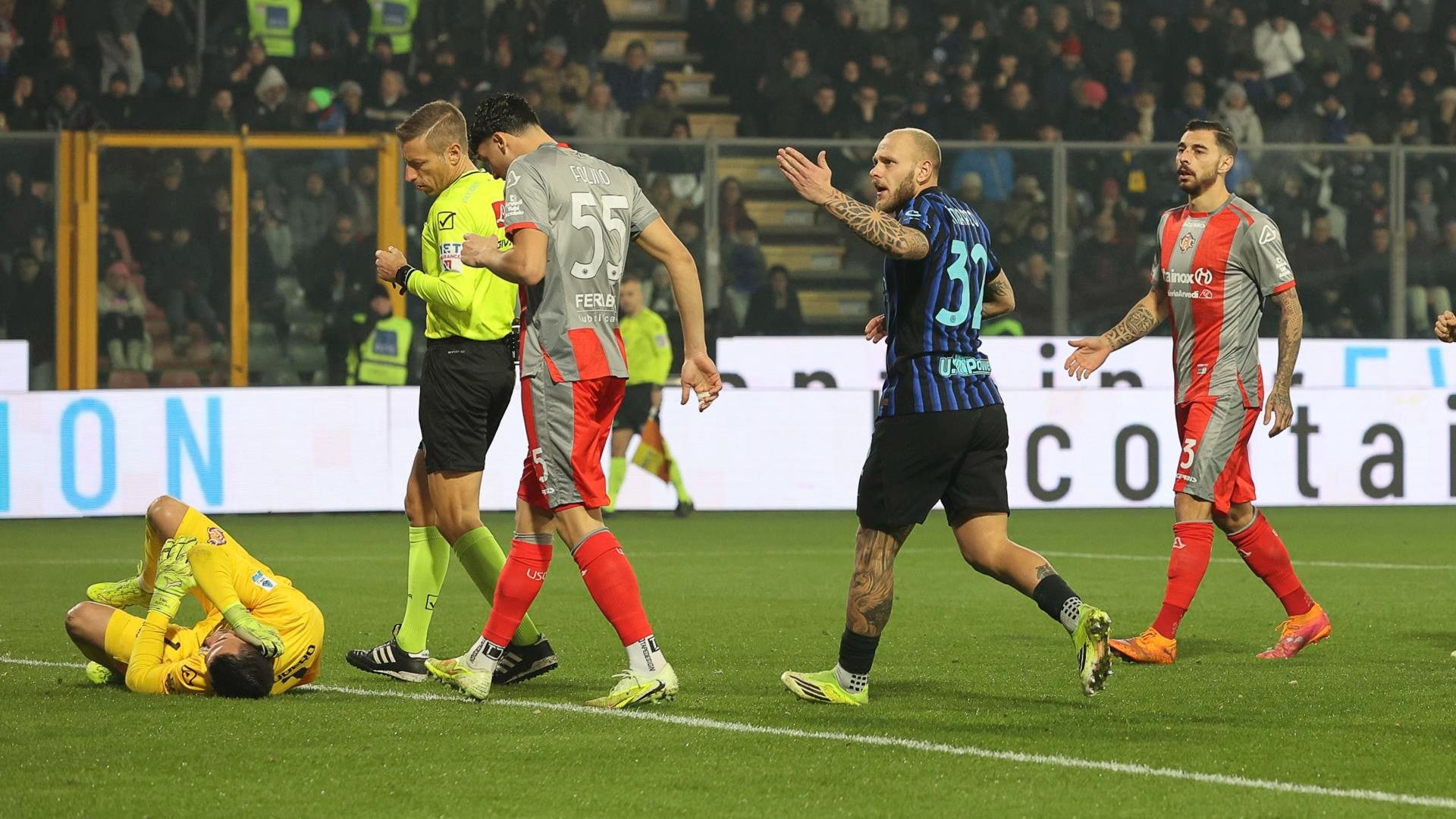 Arquero del Cremonese es impactado por una bomba de estruendo en el partido ante el Inter / FOTO: EFE