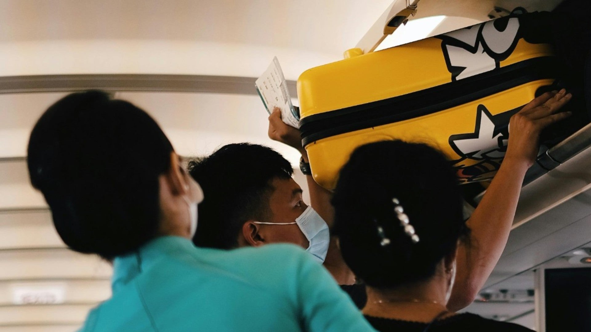 Personas dentro de un avión comercial - Foto de referencia pexels