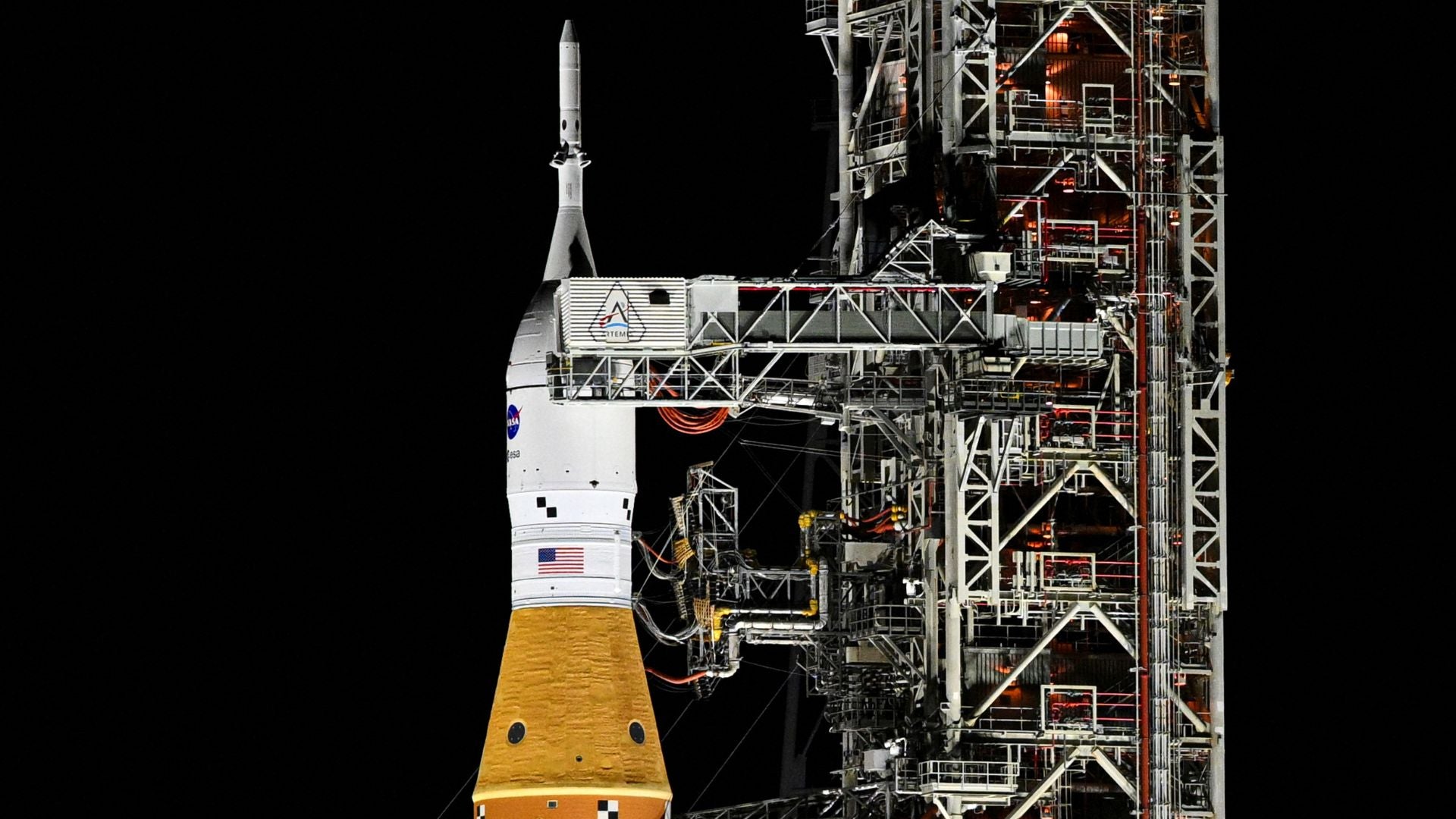 SLS y Orión integrados para Artemis II en la plataforma de lanzamiento - Foto AFP