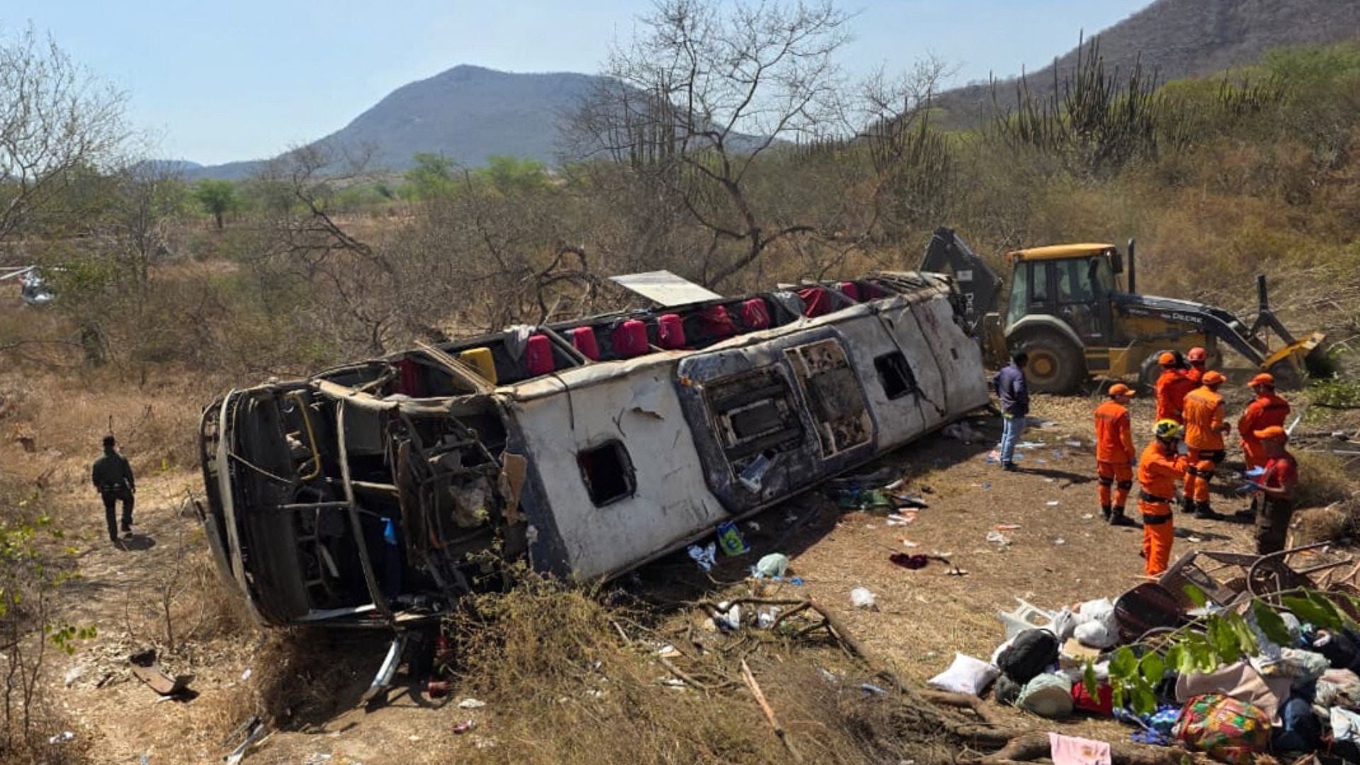 Al menos 15 personas, entre ellas tres niños, fallecieron en un accidente de tránsito en Brasil - AFP