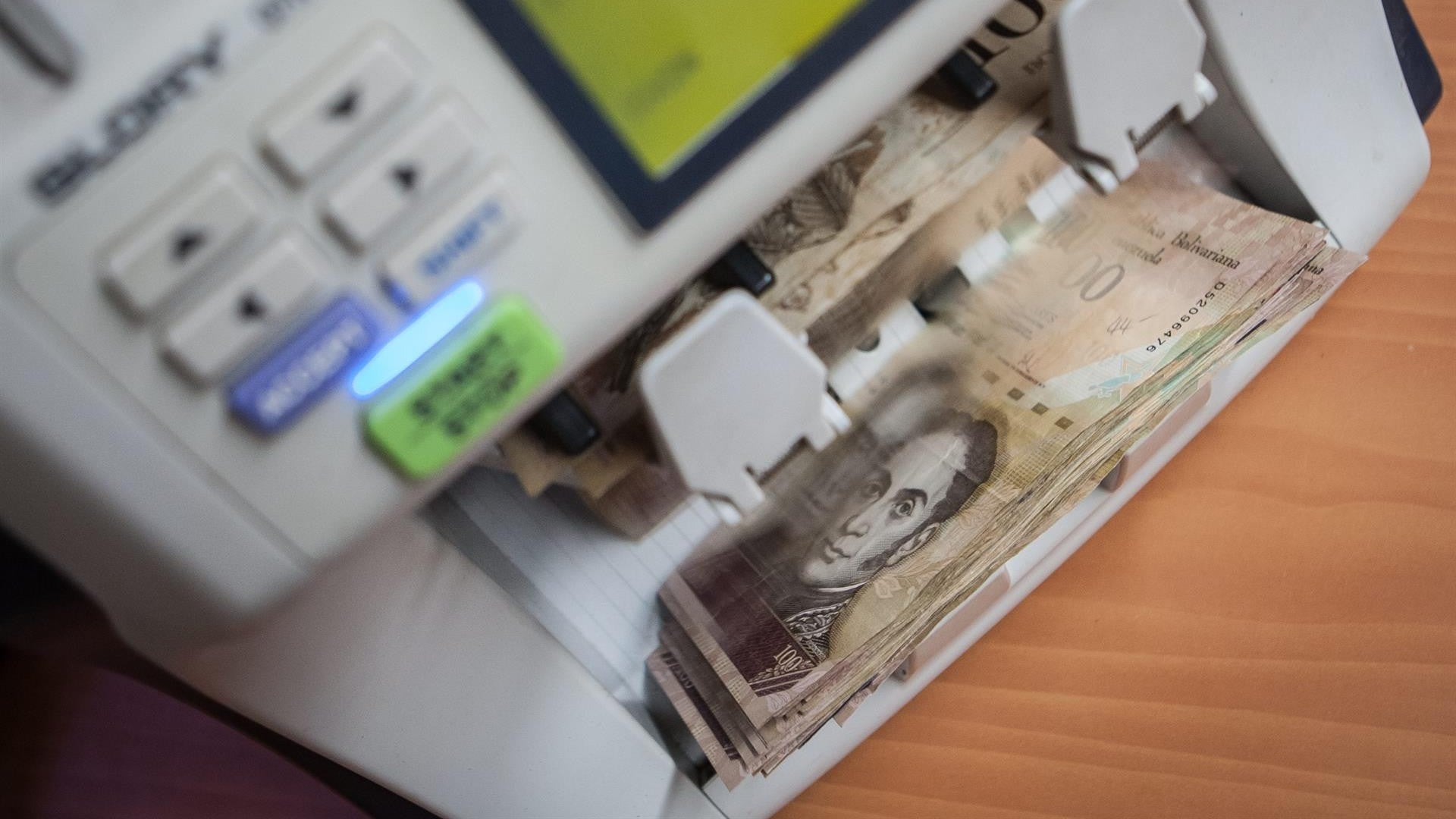 Máquina contadora de dinero venezolano - Foto de referencia : EFE
