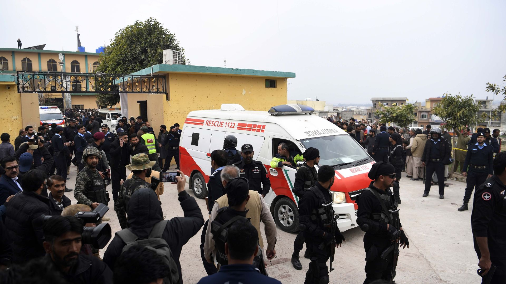 Al menos 30 muertos y más de 100 heridos deja atentado contra mezquita chiita en Pakistán - EFE