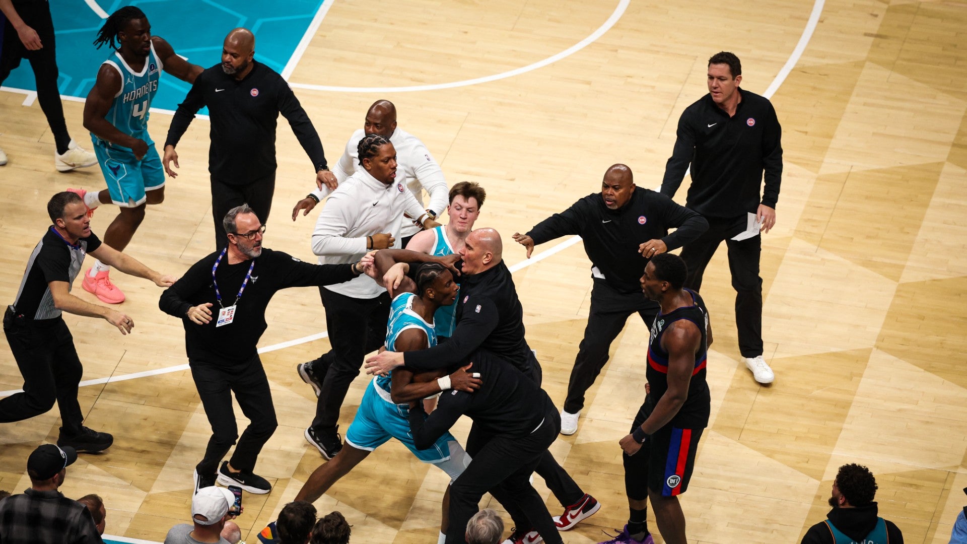 Pelea entre los Detroit Pistons y Charlotte Hornets | Foto: AFP