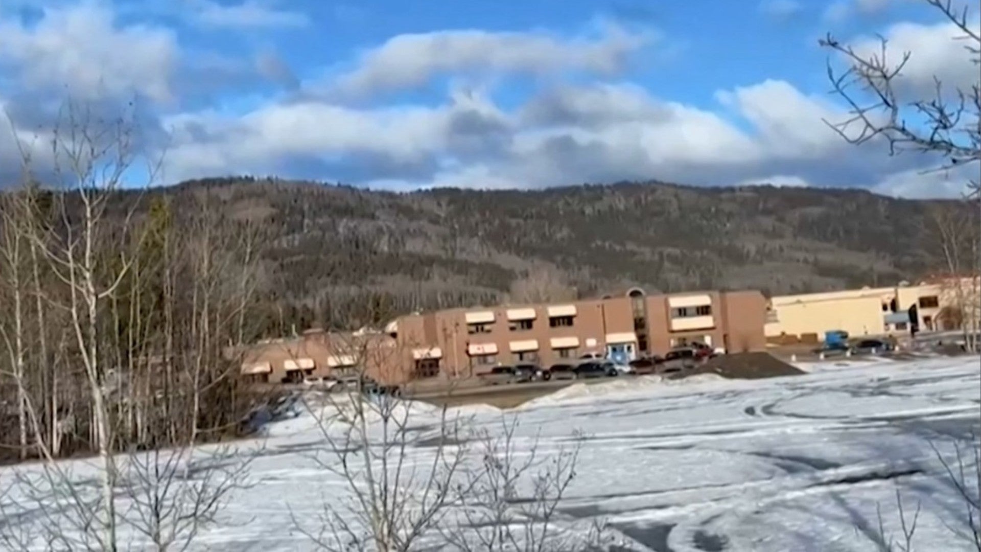 Escuela de Canadá en donde se presentó un tiroteo el 10 de febrero de 2026. (AFP)