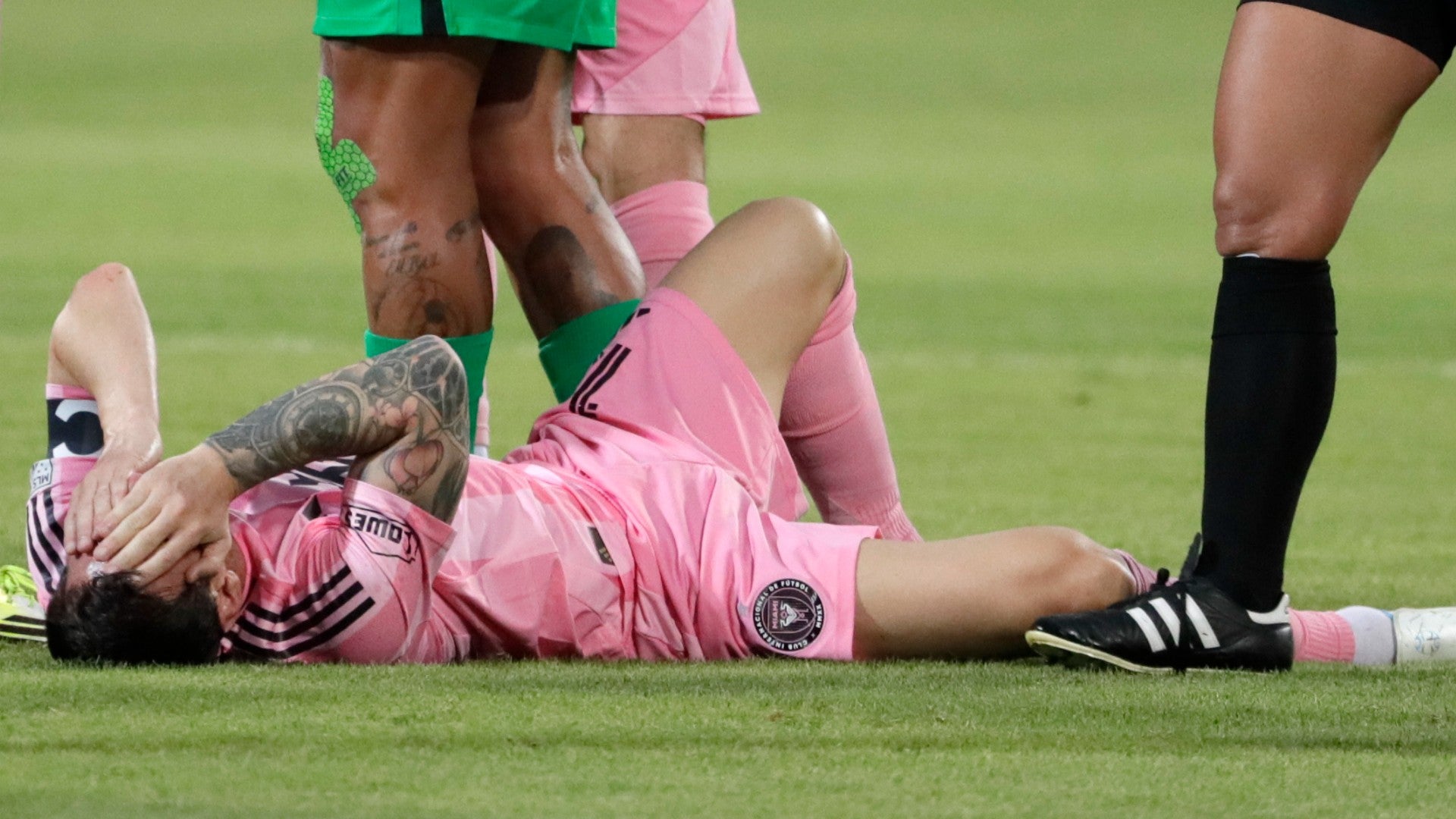 Lionel Messi, futbolista argentino tendido en el terreno de juego del estadio Atanasio Girardot (Medellín) - Foto de referencia: EFE