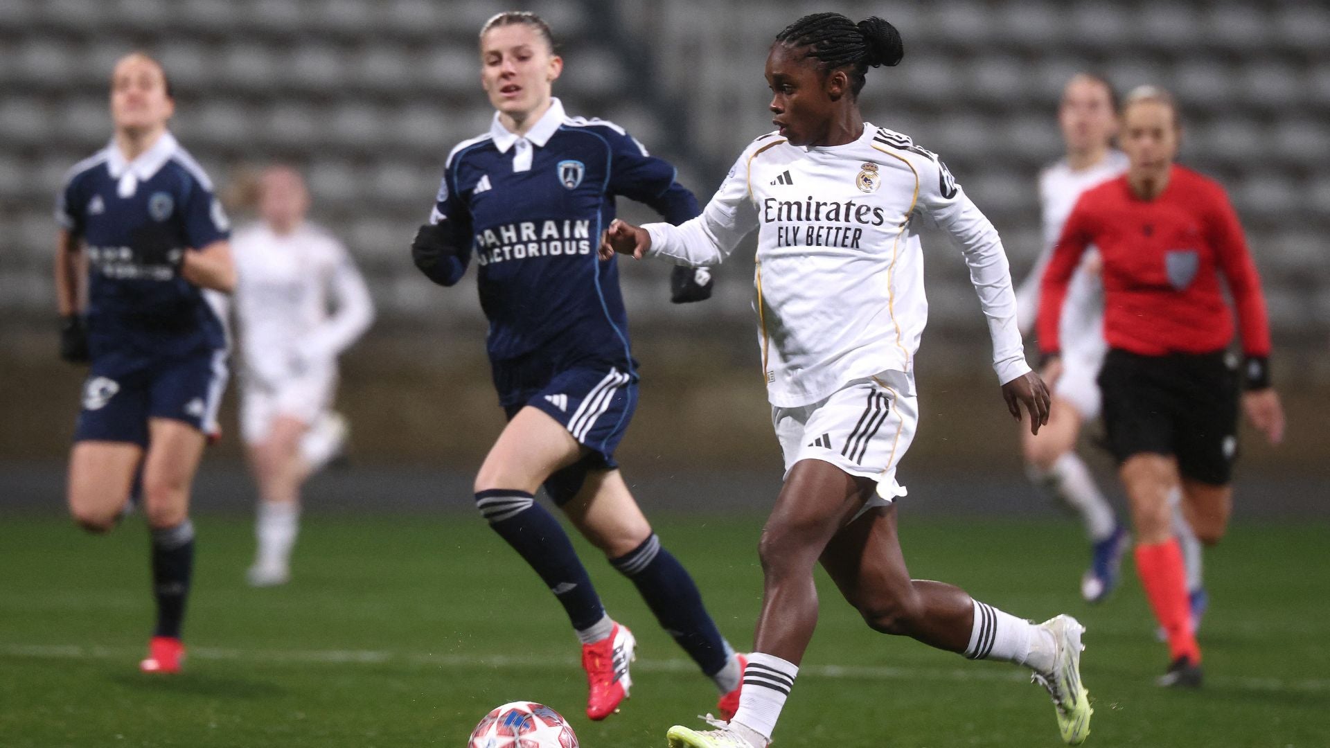 Linda Caicedo en el juego de ida por los playoffs de la Champions Femenina 2026 - Foto: AFP