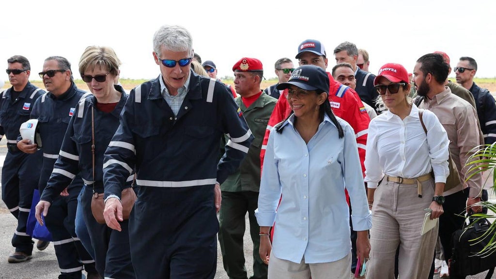 Chris Wright, secretario de energía de EE. UU., junto a Delcy Rodríguez - Foto: EFE
