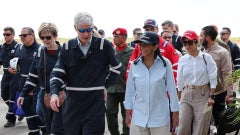 Chris Wright, secretario de energía de EE. UU., junto a Delcy Rodríguez - Foto: EFE