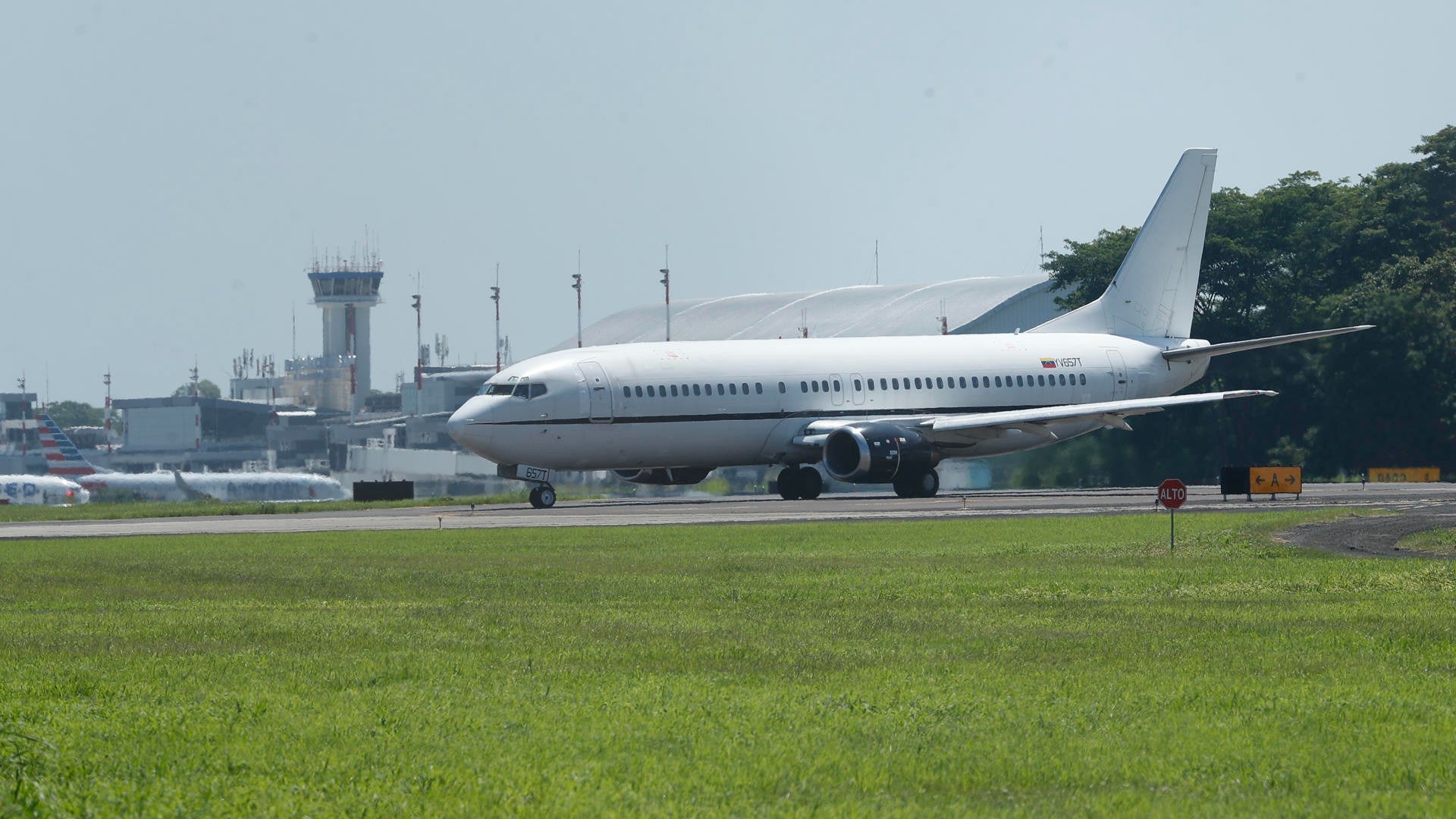 Vuelo de migrantes venezolanos que fueron deportados a El Salvador - Foto: EFE
