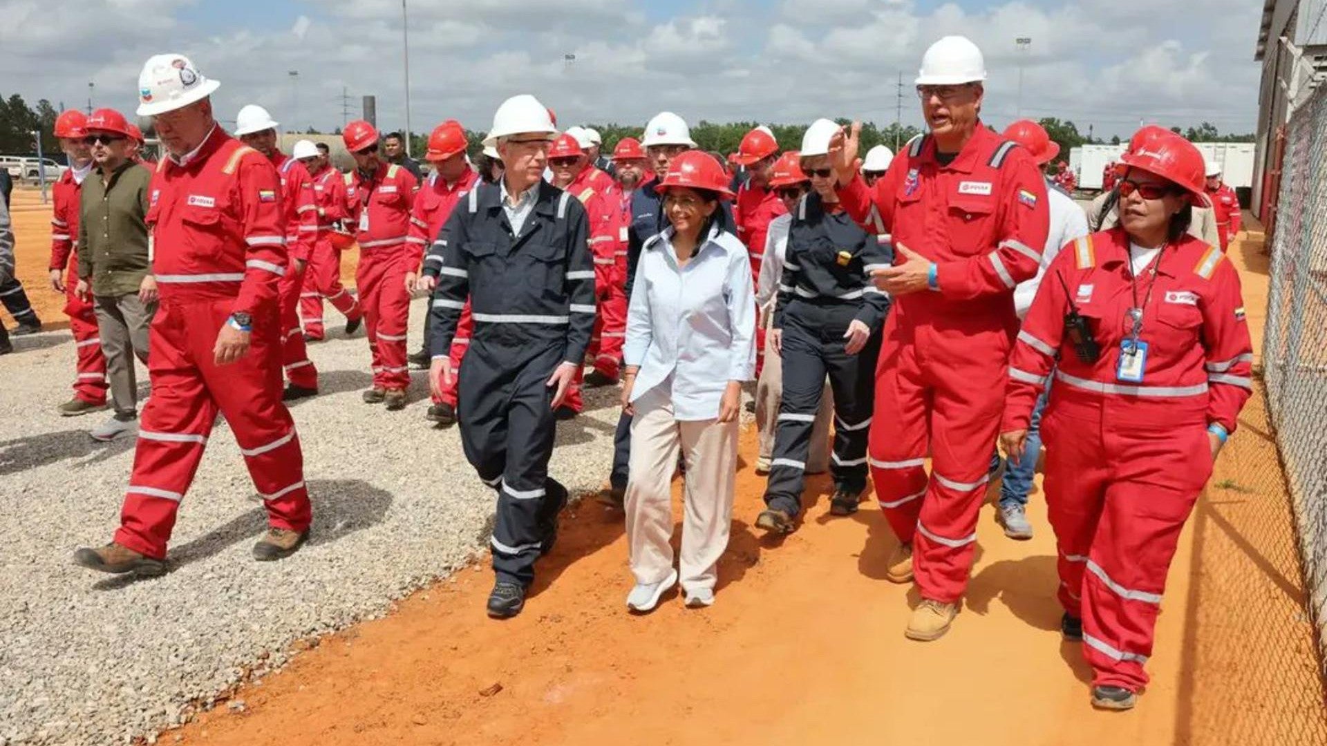 Chris Wright, secretario de energía de EE. UU., junto a Delcy Rodríguez - Foto: EFE