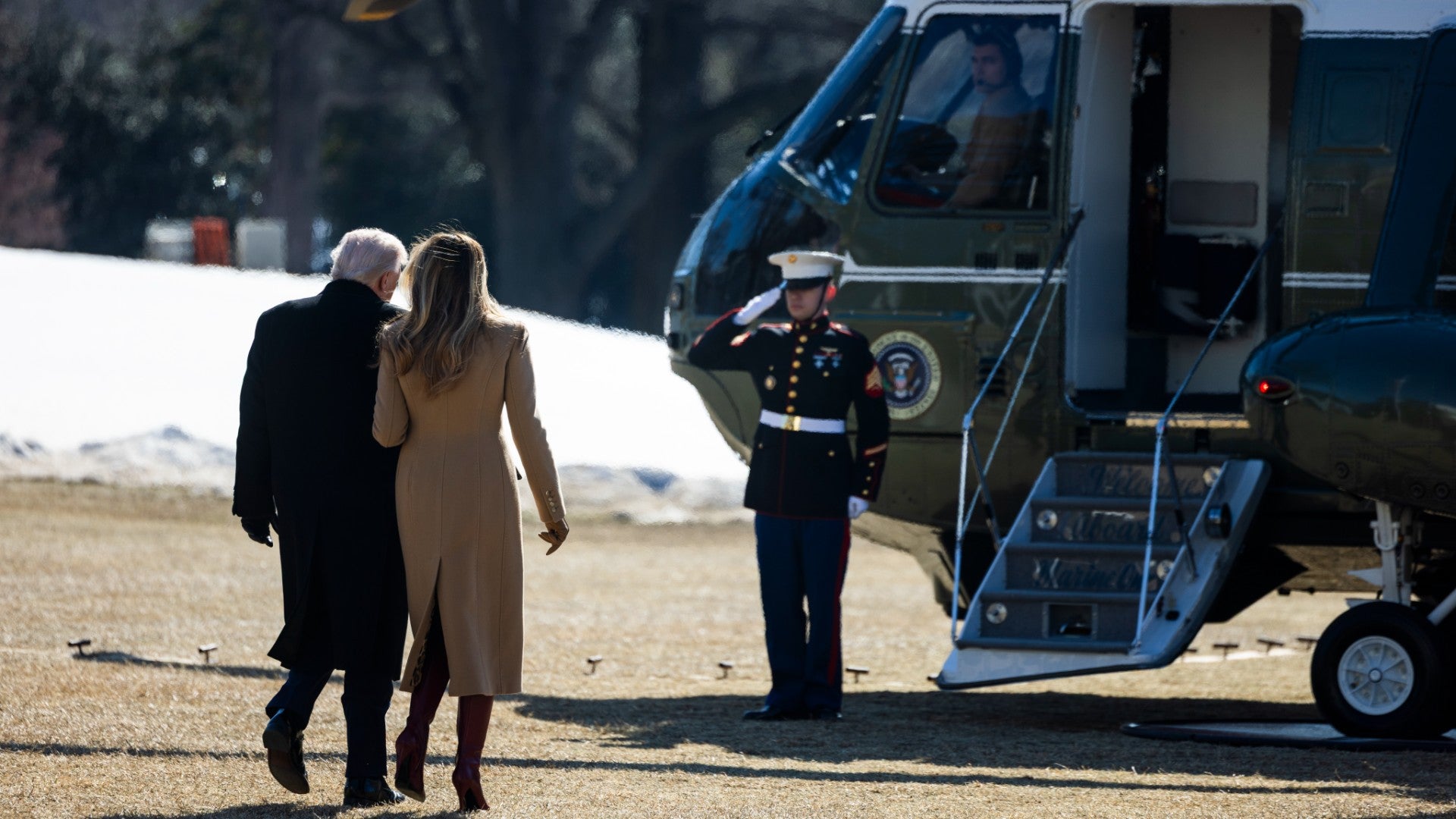 El presidente de EEUU Donald Trump y la primera dama Melania Trump salen de la Casa Blanca para un evento en Carolina del Norte - Foto: EFE