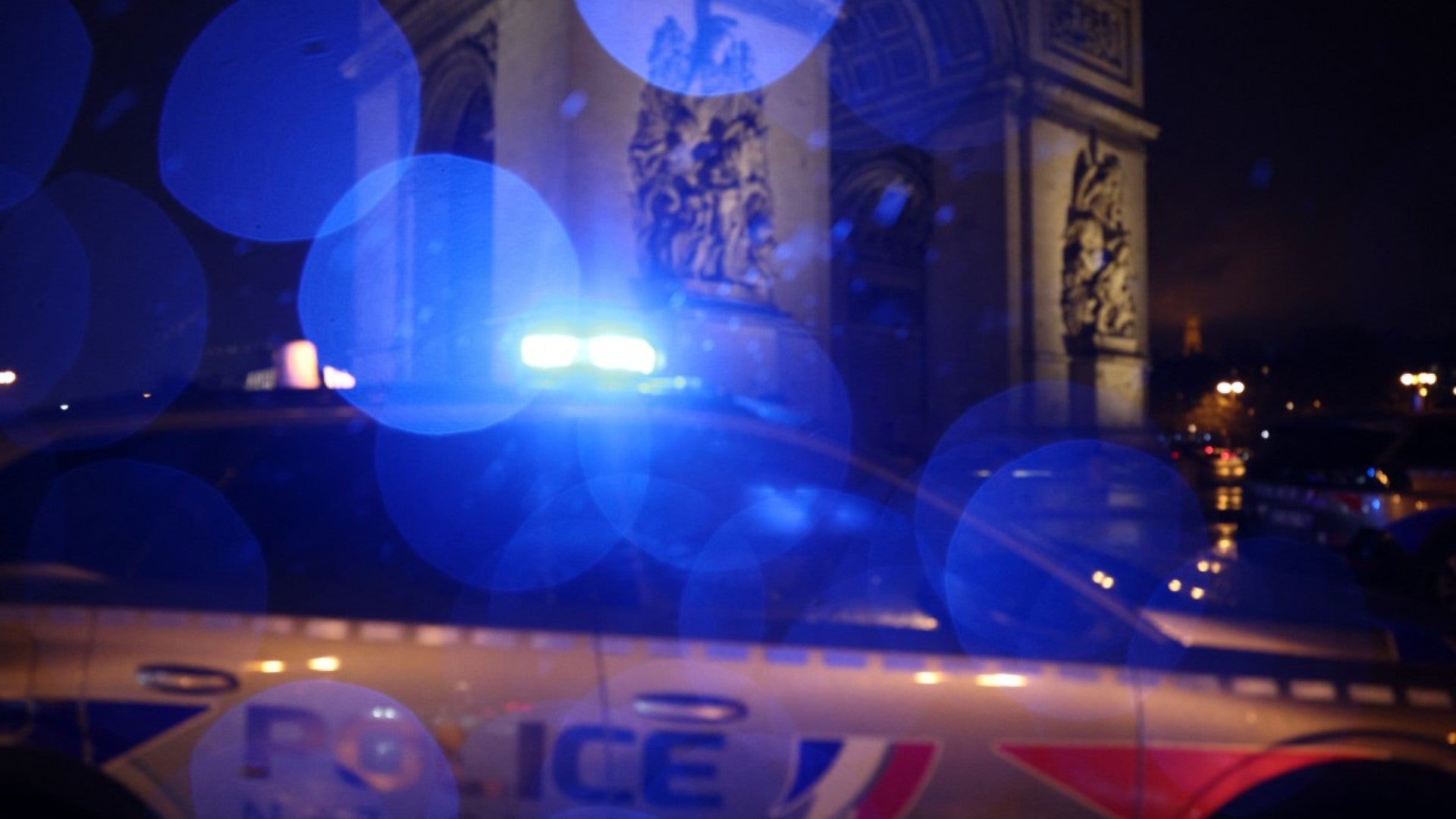 Patrulla de la Policía de Francia estacionada cerca al Arco de Triunfo de París - Foto: AFP