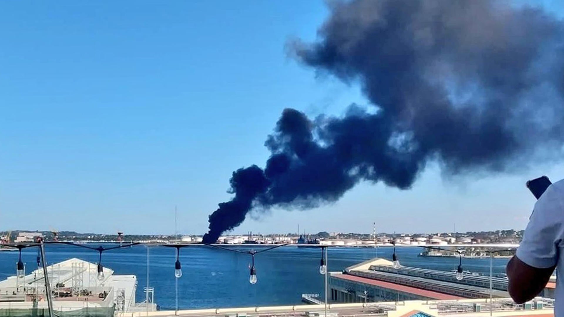 Incendio en refinería Ñico López de La Habana, Cuba - Foto: EFE