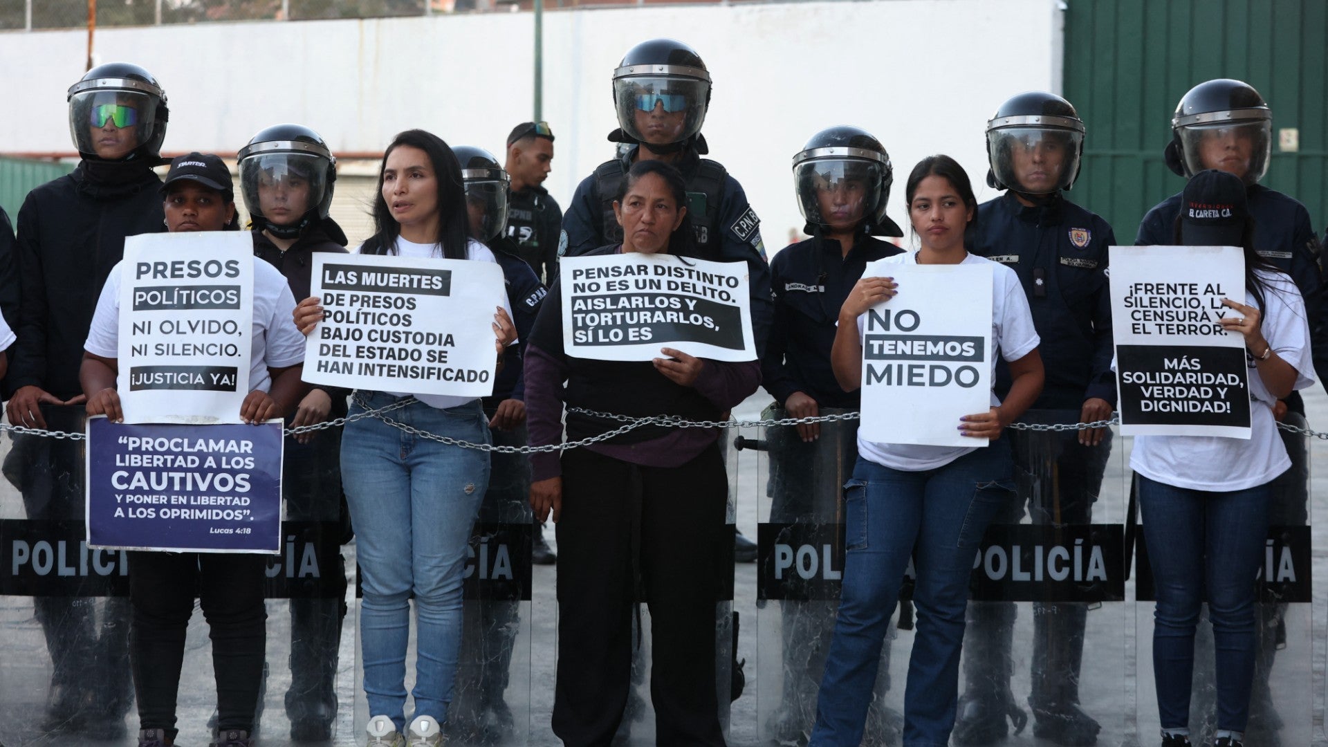 Familiares presos políticos encadenadas a las afueras del Centro de detención Zona 7 en Caracas | Foto: AFP