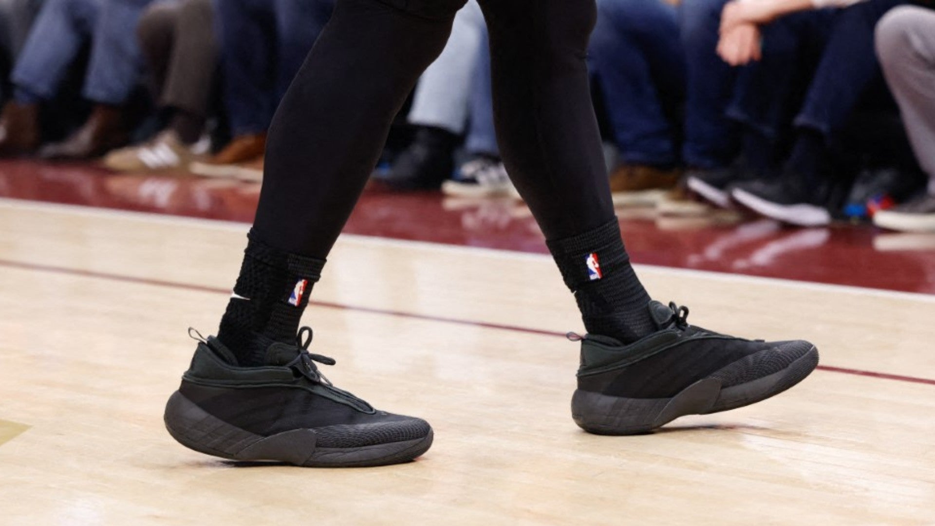 Basquetbolista portando medias de la NBA - Foto de referencia: AFP