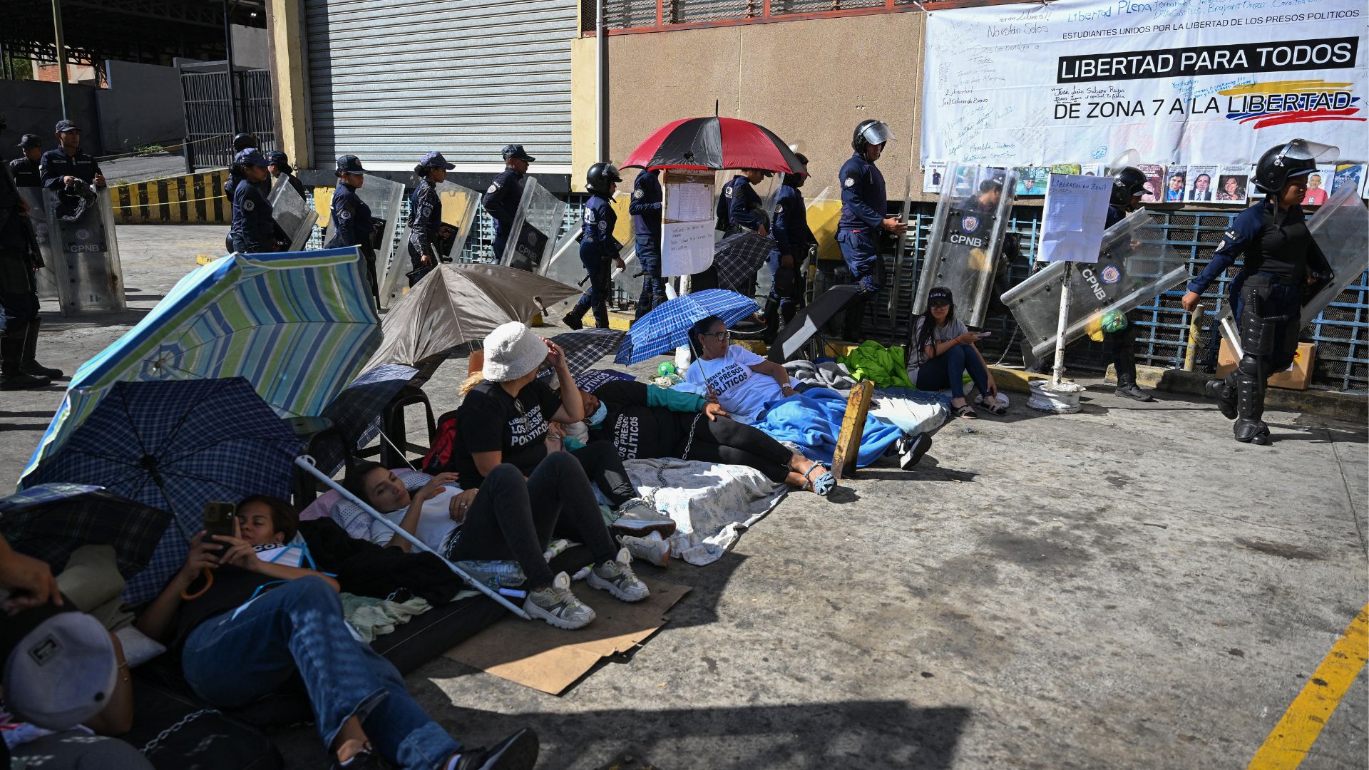 Familiares de presos políticos frente a cárcel Zona 7 - Foto AFP