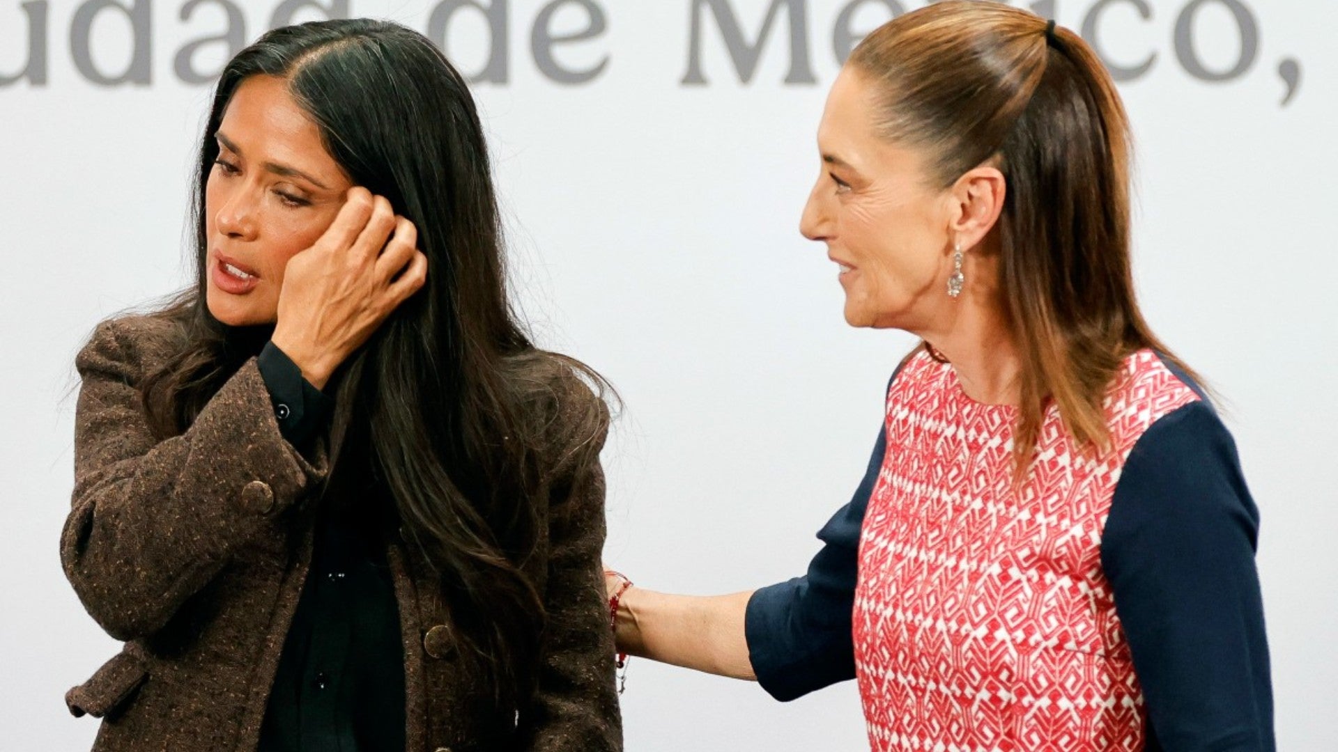 La actriz y productora Salma Hayek y la presidente de México, Claudia Sheinbaum. (AFP)