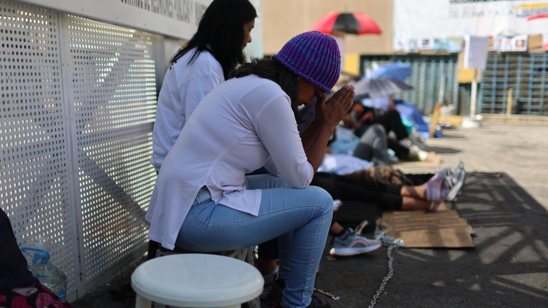 Familiares de presos políticos mantienen prostesta en la cárcel zona 7 de Caracas - Foto EFE