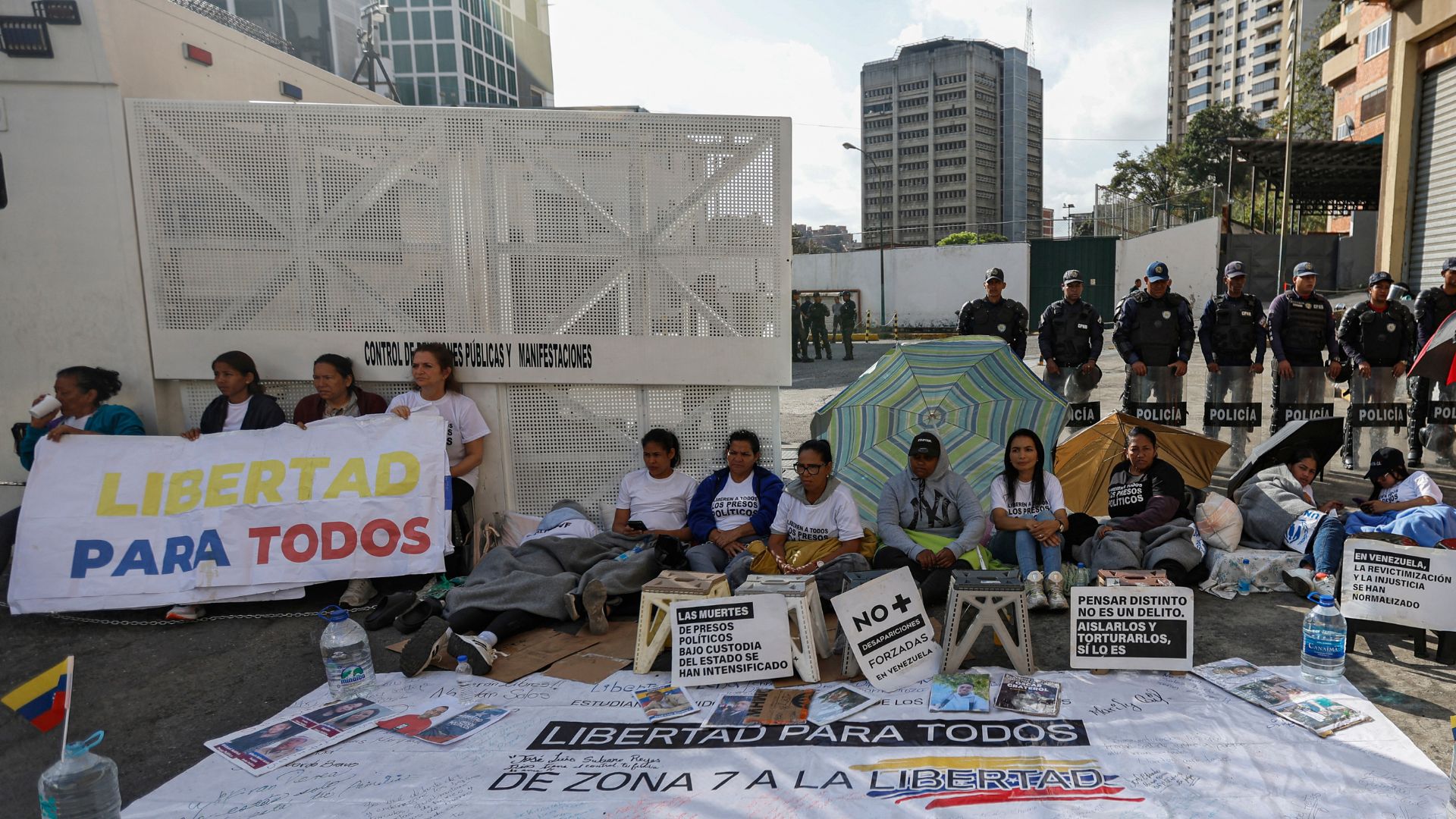 ¿Qué factores influyen en la decisión de posponer la votación de la Ley de Amnistía en Venezuela? Sumario: Familiares de presos políticos en Venezuela cumplen tres días en huelga de hambre exigiendo liberación inmediata de sus seres queridos. Más de 54 horas de huelga de hambre cumplen familiares de presos políticos en Venezuela, especialmente en las afueras del centro de detención de zona 7 en Caracas, en una protesta desesperada para exigir la liberación de sus seres queridos. La situación se agravó este lunes cuando autoridades impidieron el ingreso de personal médico para atender a manifestantes que presentan vómitos, náuseas, mareos, temblores y desmayos. La promesa del régimen de aprobar una ley de amnistía que permitiría la liberación de los "Nos sentimos engañados y burlados porque se hizo una promesa que no se cumplió": familiares de presos políticos en Venezuela Sumario: Familiares de presos políticos en Venezuela cumplen tres días en huelga de hambre exigiendo liberación inmediata de sus seres queridos. Más de 54 horas de huelga de hambre cumplen familiares de presos políticos en Venezuela, especialmente en las afueras del centro de detención de zona 7 en Caracas, en una protesta desesperada para exigir la liberación de sus seres queridos. La situación se agravó este lunes cuando autoridades impidieron el ingreso de personal médico para atender a manifestantes que presentan vómitos, náuseas, mareos, temblores y desmayos. La promesa del régimen de aprobar una ley de amnistía que permitiría la liberación de los presos políticos ha generado expectativas que, según los familiares, no se han materializado. Al respecto, May Francis Vargas, esposa de Jean Carlos Díaz, recluido hace más de siete meses en el centro de resguardo de Patepalo en Barquisimeto, expresó su apoyo total a las manifestantes. "Nos sentimos engañados y burlados porque se hizo una promesa que no se cumplió", declaró. Asimismo, cuestionó la efectividad de la amnistía para casos como el de su esposo, quien enfrenta cargos de terrorismo, asociación para delinquir y traición a la patria, delitos que podrían no estar contemplados en la normativa. "No sé si él va a ser beneficiado de esa ley de amnistía", expresó. Por su parte, Verónica de Luna, cuyo esposo, hijastra y hermana se encuentran detenidos hace 255 días, relató su experiencia: "A nosotros nos sacaron de nuestro hogar. A mí y a mi hijo de 12 años nos dejaron fuera en la calle. Yo por ese momento tenía 32 semanas de embarazo". "Nos sentimos engañados”: familiares de presos políticos cargan contra el régimen venezolano - AFP