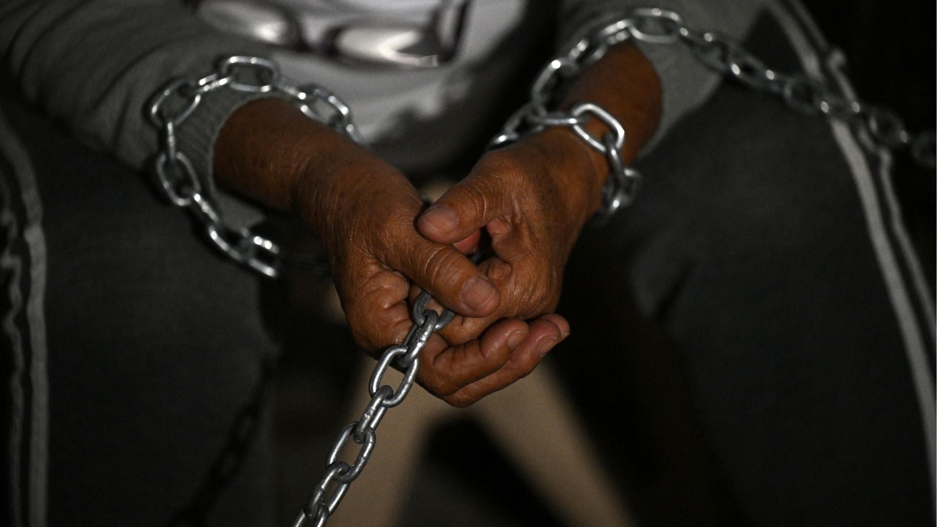 Familiares de presos políticos en Venezuela se encadenan alrededor de los centros de tortura - Foto AFP