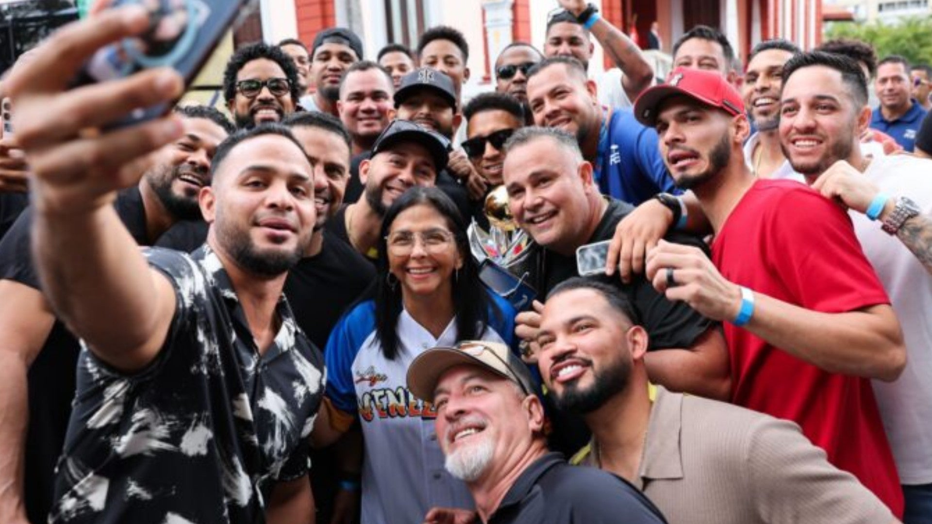 Foto de jugadores y directivos de Navegantes del Magallanes junto a la jefe encargada del régimen venezolano, Delcy Rodríguez - Foto: X