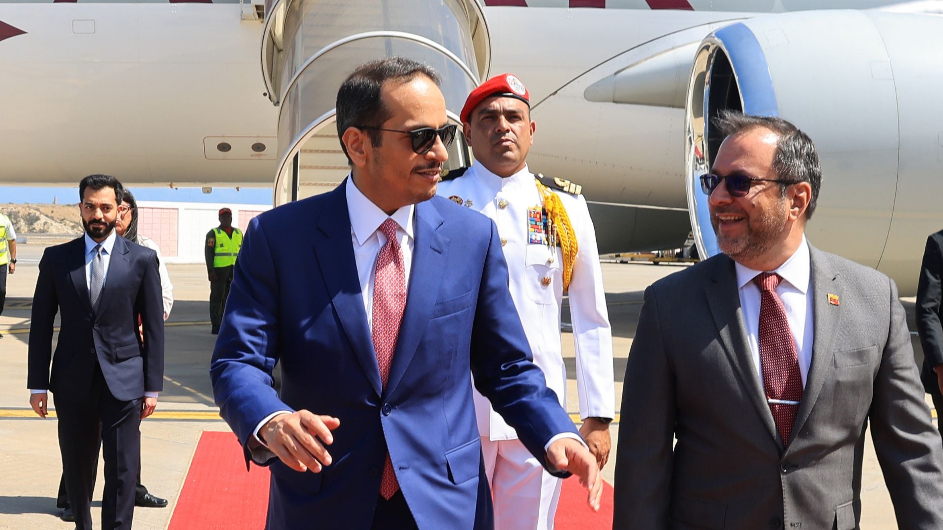 Mohammed bin Abdulrahman Al Thani junto a Yván Gil - Foto EFE