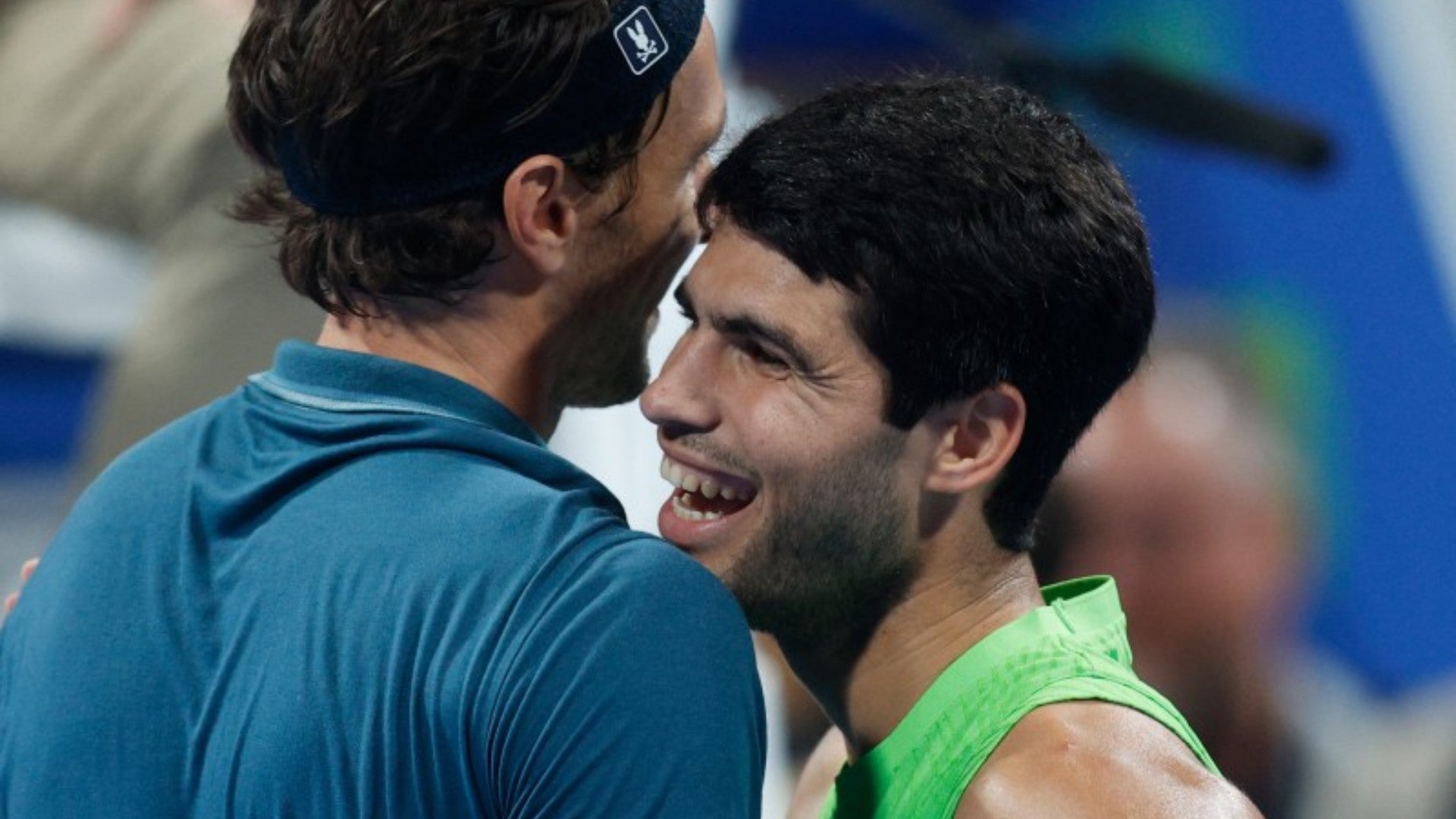 Saludo de los tenistas Arthur Rinderknech y Carlos Alcaraz. (AFP)