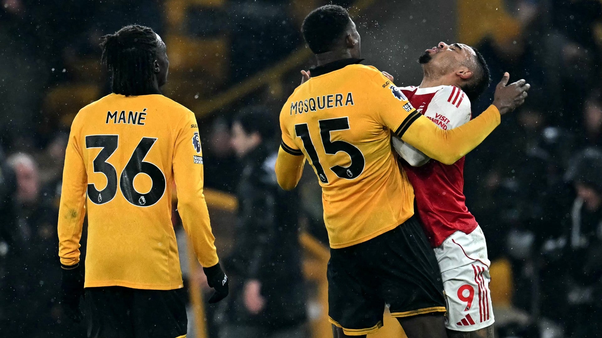 Pelea entre Yerson Mosquera del Wolverhampton y Gabriel Jesus del Arsenal / FOTO: AFP