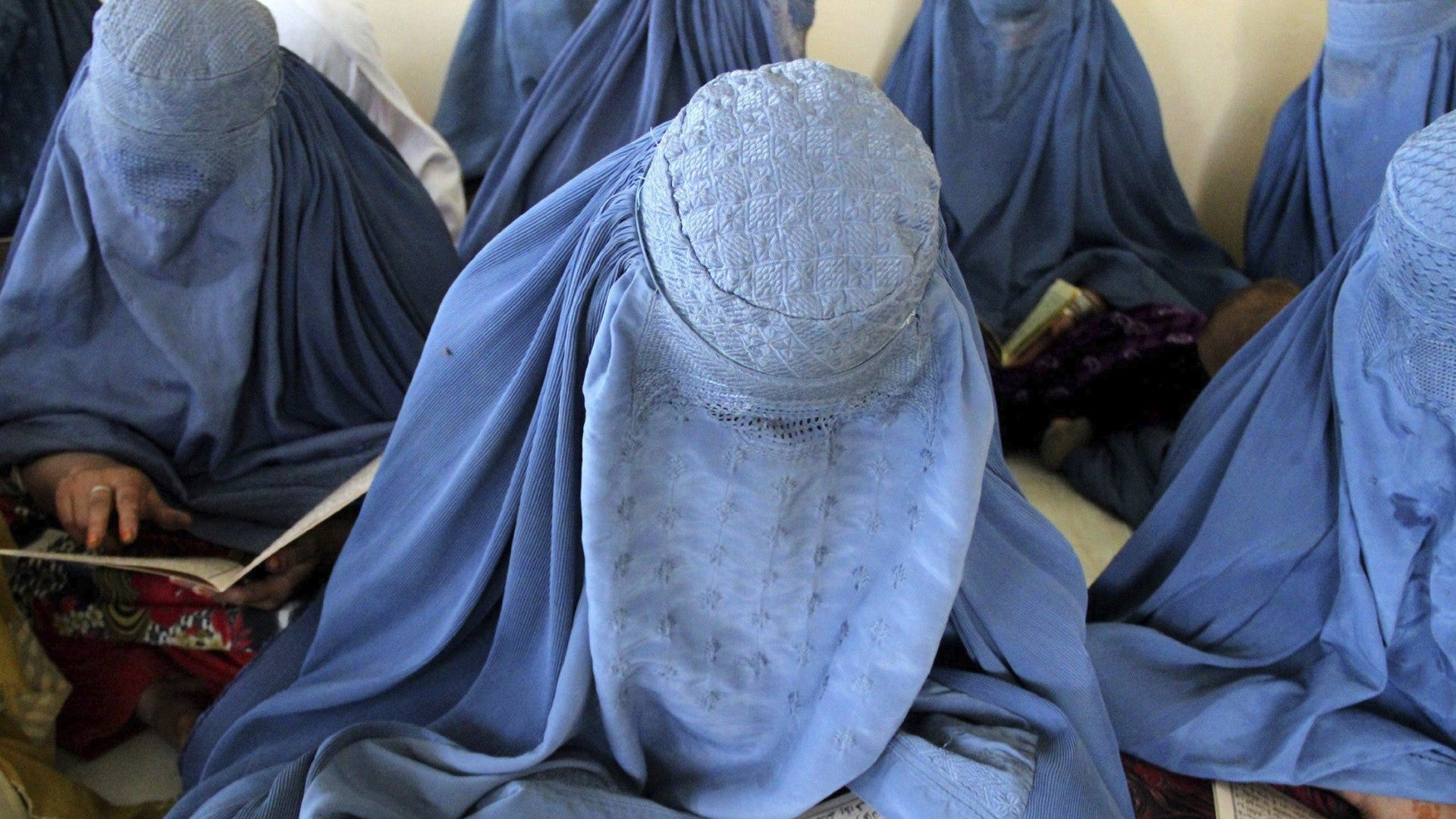 Mujeres vestidas con burka leyendo el Corán - Foto de referencia: EFE
