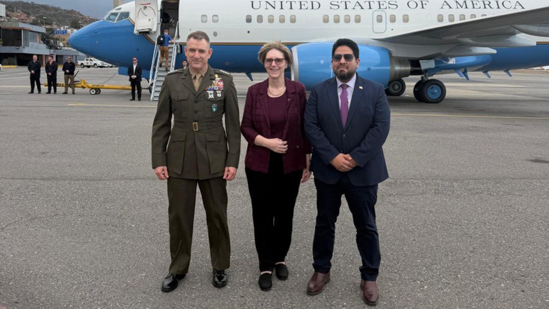 Jefe del Comando Sur Francois Donovan junto a la encargada de negocios en Venezuela, Laura F. Dogu y el Subsecretario de Guerra para Asuntos del Hemisferio Occidental del Departamento de Guerra de Estados Unidos, Joseph M. Humire | Foto: AFP
