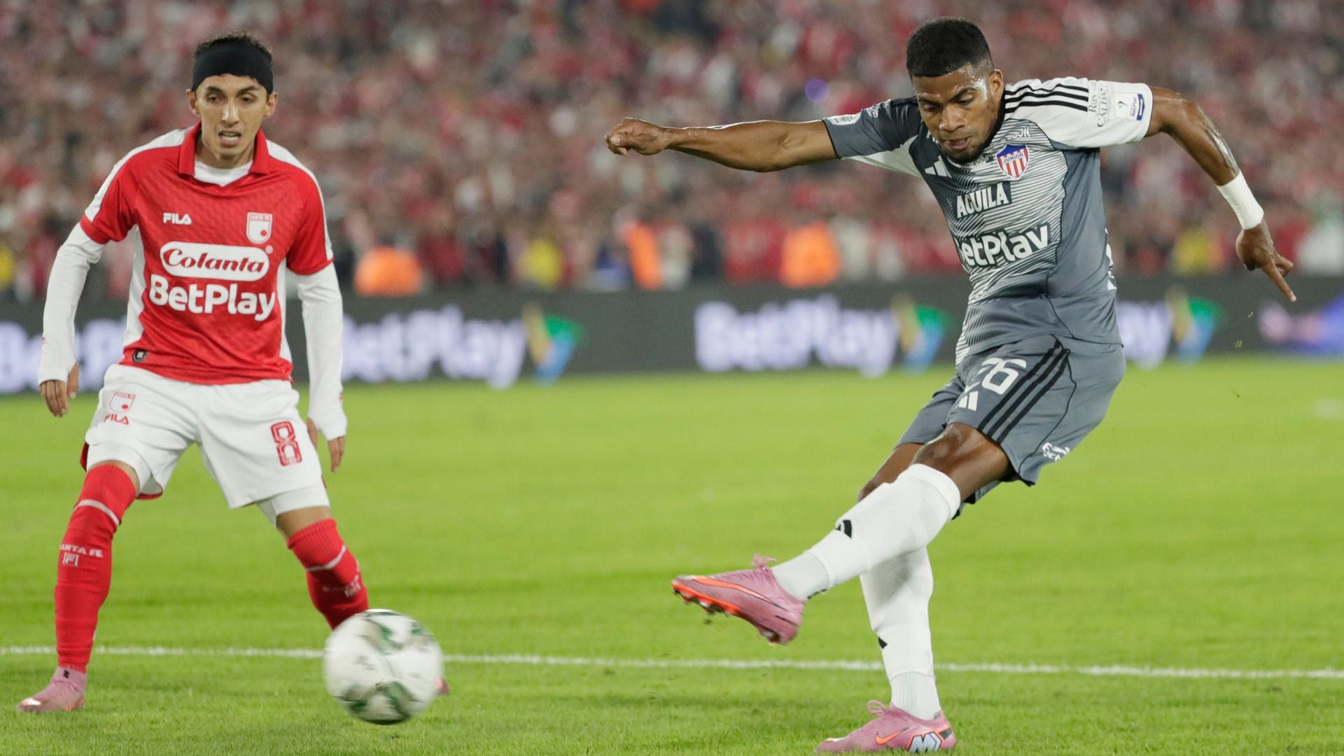 Omar Frasica, extremo de Santa Fe, y Yeison Suárez, lateral del Junior - Foto: EFE