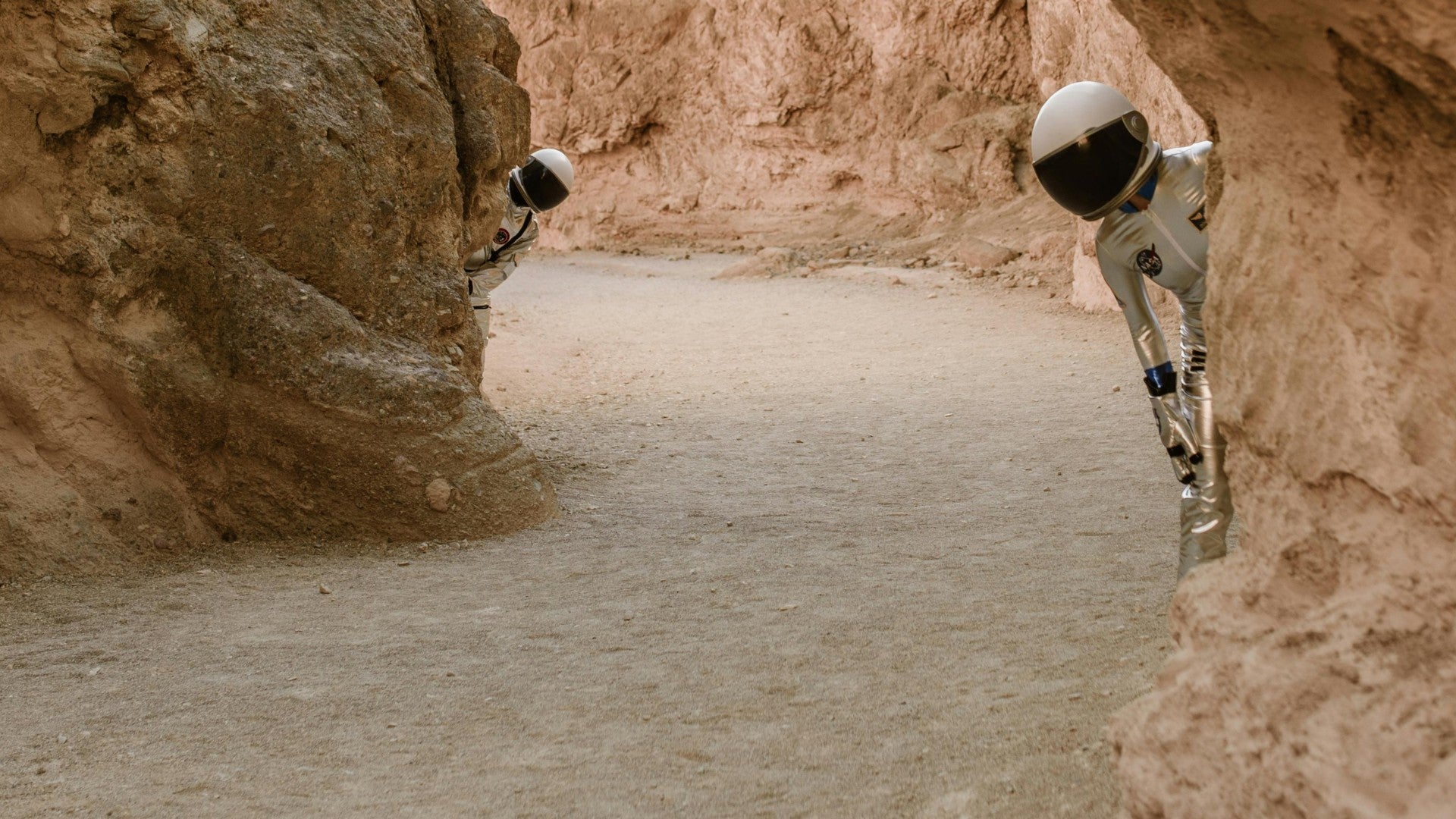 Dos personas disfrazadas de astronautas - Foto de referencia: Pexels