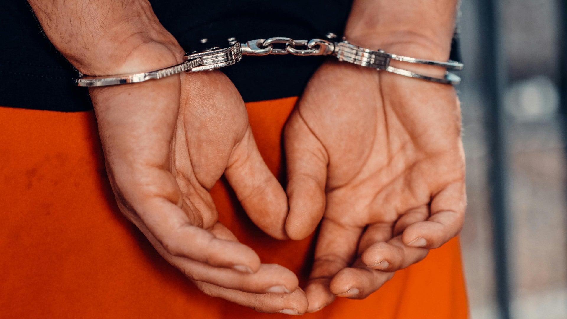 Hombre esposado por la policía - Foto de referencia: Pexels