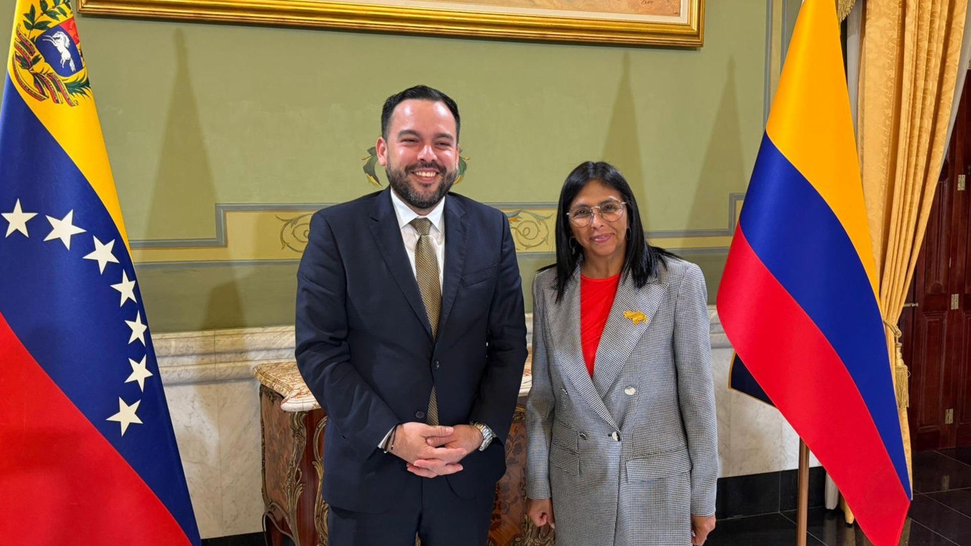 El ministro de Minas y Energía, Edwin Palma, junto a Delcy Rodríguez - Foto: EFE