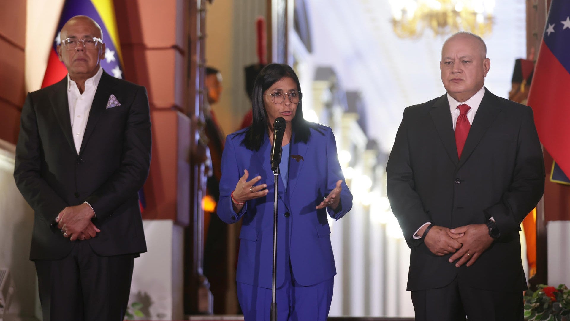 Estados Unidos continúa supervisando atentamente cada una de las decisiones de Delcy Rodríguez, nueva encargada del régimen venezolano tras la captura de Nicolás Maduro el pasado 3 de enero. Hugo Acha, analista experto en temas de seguridad y profesor de Fuerzas Especiales en las Fuerzas Armadas de Estados Unidos, advirtió en La Tarde de NTN24 sobre la compleja estrategia legal que Nicolás Maduro está implementando ante la justicia estadounidense. Según Acha, el régimen venezolano utiliza argumentos como la inmunidad de jefe de Estado y la protección como prisionero de guerra bajo la Convención de Ginebra para dilatar el proceso judicial. "Hacen parte de una estrategia para hacer aún más complejo el caso, para tratar de que él goce de las inmunidades reservadas a un jefe de Estado", explicó Acha en entrevista con La Tarde de NTN24. El analista destacó que esta táctica busca desgastar políticamente a la administración del presidente Donald Trump, apostando a resultados adversos en las elecciones de medio término que puedan abrir "otras avenidas de negociación". “Está clarísimo que apuestan a un desgaste de la administración, a un midterm (elecciones de medio término) que sea adverso al escenario político del presidente Donald J. Trump, y abrir entonces tal vez otras avenidas de negociación para ellos”, señaló. Acha enfatizó que el régimen venezolano, calificado como una organización criminal transnacional, cuenta con recursos financieros suficientes para "pagar la mejor asesoría que el dinero pueda comprar". En ese sentido, citó las declaraciones del exjefe de inteligencia Hugo "el Pollo" Carvajal, quien admitió haber aprendido "a cómo usar el sistema jurídico de los Estados Unidos en contra de los propios Estados Unidos". Respecto a Delcy Rodríguez, el experto señaló que es "objeto de investigación en Estados Unidos" desde 2022, siendo considerada "persona de extremo interés" por la agencia antinarcóticos. Acha mencionó que tanto ella como su hermano Jorge Rodríguez están mencionados en "más de una docena" de procesos y procedimientos judiciales. “No obtendrán impunidad por su rol en la estabilización, si acaso una alineancia de corte a través de una cooperación efectiva, que creo que es lo que intentan por el momento construir siempre con ese objetivo en un escenario político que el día de mañana pudiera no ser tan severo como el que encaran hoy en día”, declaró. Sobre la ausencia de acciones contra Diosdado Cabello, Acha explicó que se trata de un actor que "trasciende lo político, lo corporativo, lo empresarial y lo criminal". El analista lo comparó con organizaciones del crimen organizado que han adquirido "capacidades superlativas, altamente complejas" mediante la interacción con servicios de inteligencia, particularmente el cubano. “La impunidad no es una opción, la administración le apuesta una estabilización sabiendo que hay muchos aspectos de esta estabilización que no serán agradables”, expresó. El experto advirtió sobre el riesgo de que una eventual pérdida de control republicano en las elecciones intermedias pueda llevar a "escenarios preocupantes" donde se intente tratar con el régimen "como si fuera un mero actor político, y no lo es". Citó como ejemplo la iniciativa de España para retirar sanciones a Delcy Rodríguez ante la Unión Europea.