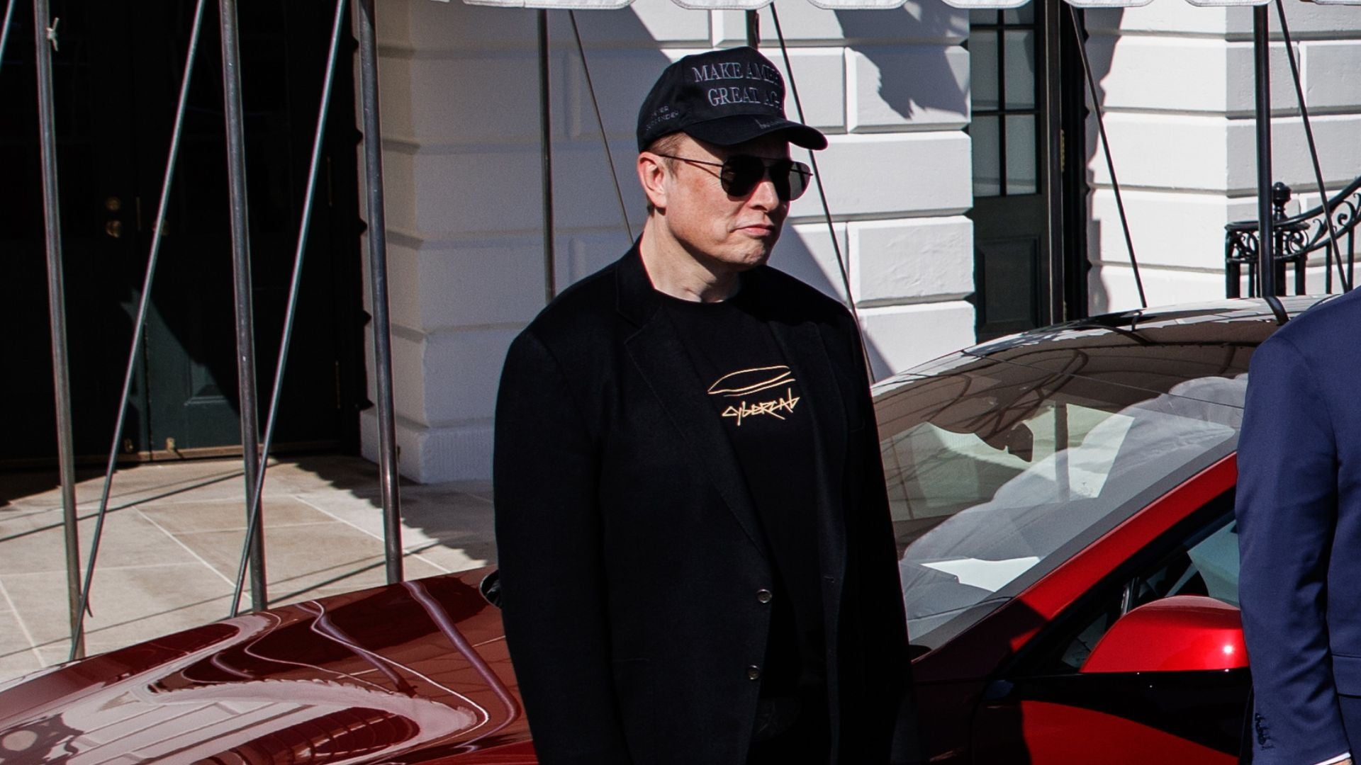 Elon Musk junto a un Tesla - Foto EFE