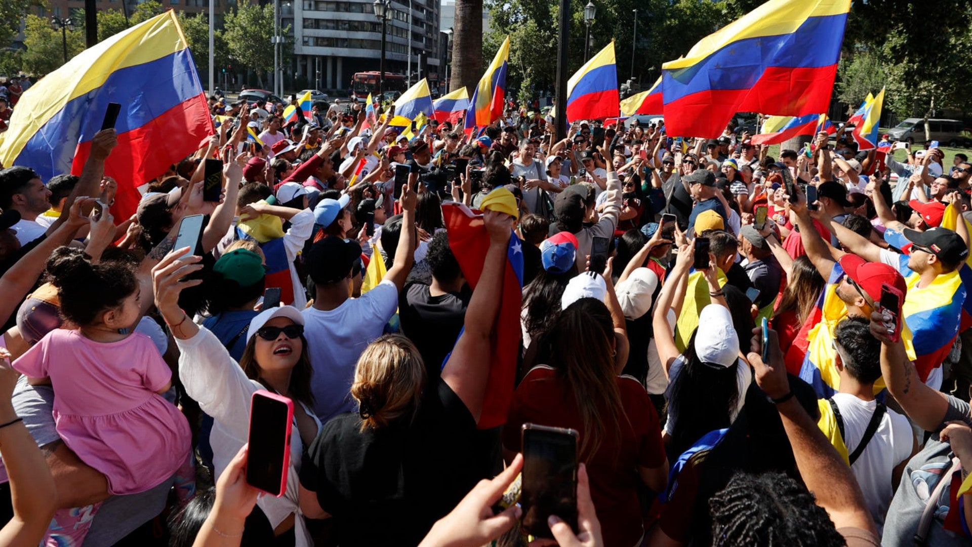 Venezolanos ondean la bandera de su país - Foto de referencia: EFE