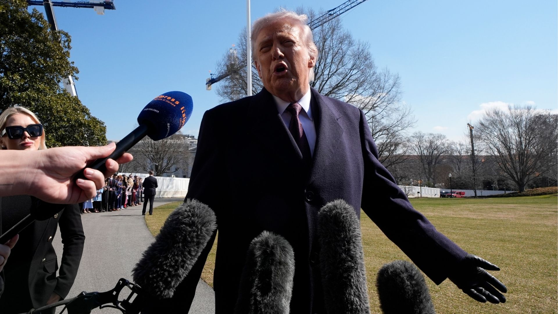 Donald Trump saliendo de la casa Blanca rumbo a Texas - Foto EFE