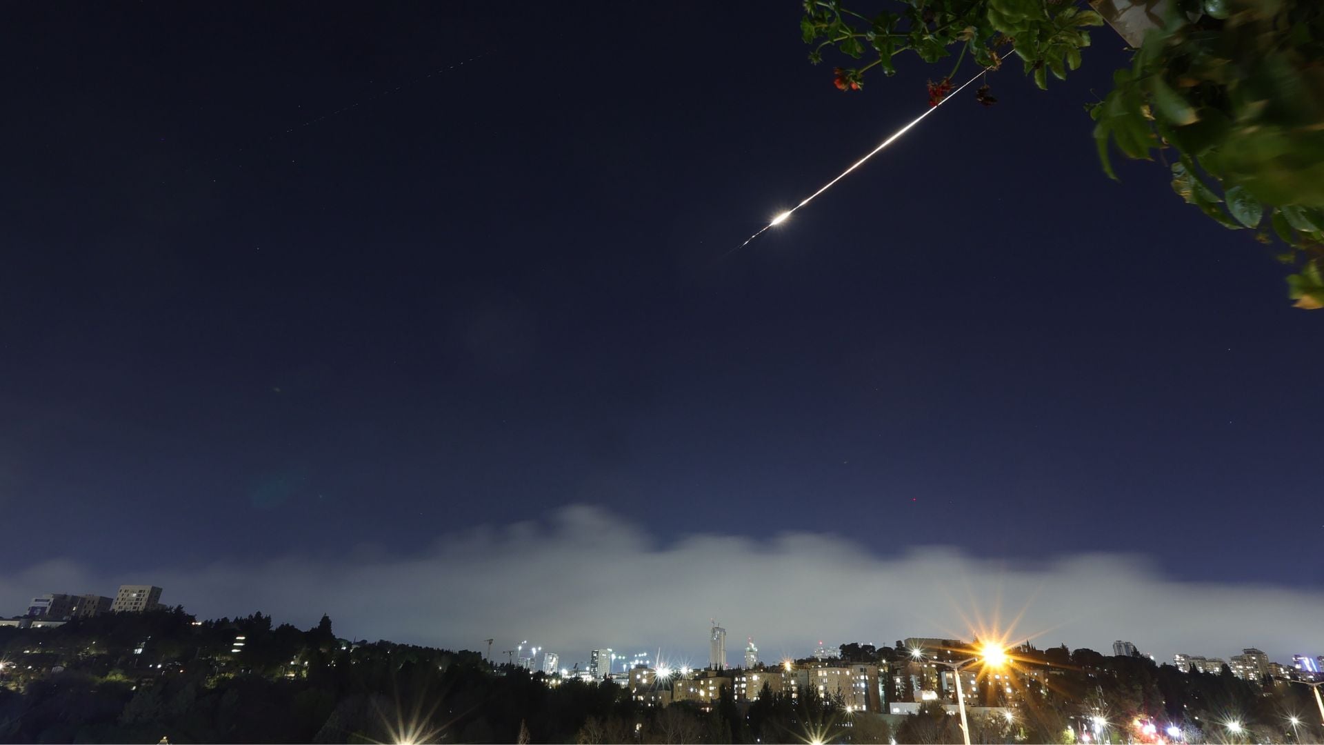 Los sistemas de defensa aérea Cúpula de Hierro de Israel interceptan proyectiles sobre Jerusalén