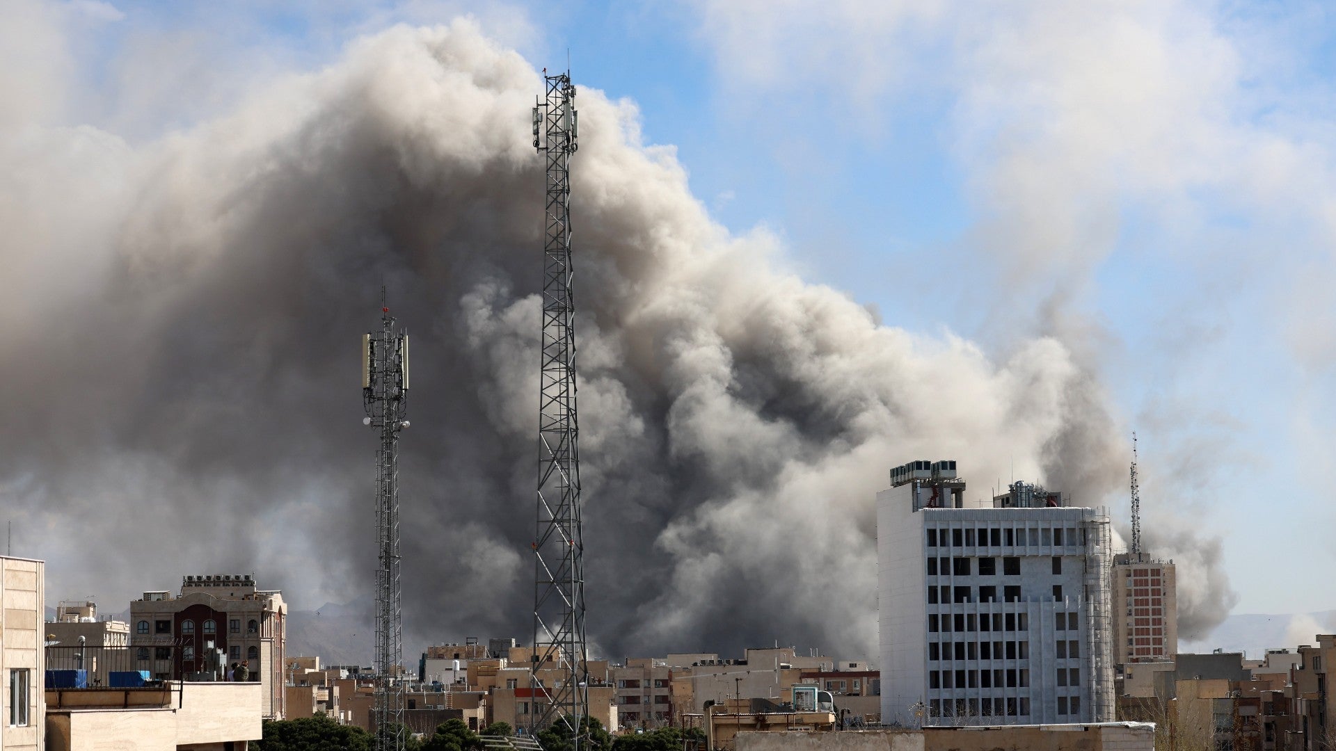 El humo se eleva en el centro de Teherán tras un ataque israelí en Irán, el 1 de marzo de 2026 – Foto de referencia: EFE