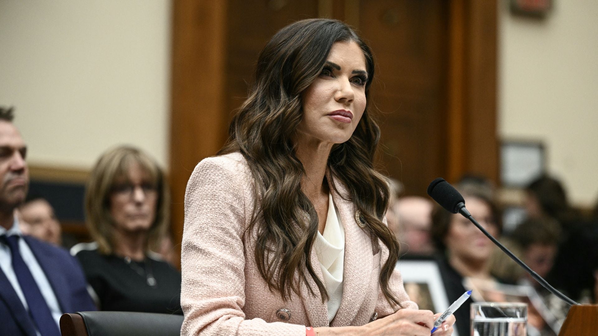 Kristi Noem dejará de ser la secretaria de DHS - Foto: AFP