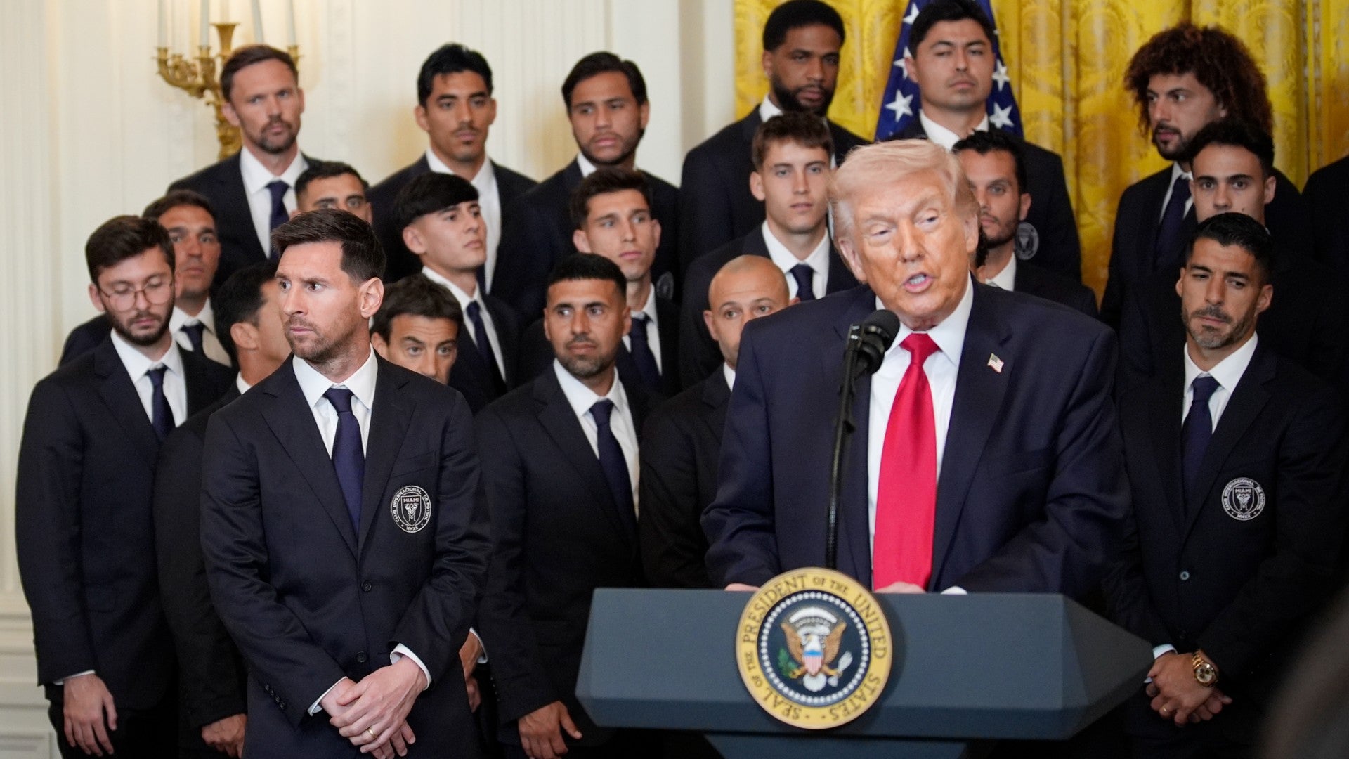 Donald Trump, presidente de Estados Unidos junto al plantel del Inter Miami - Foto: EFE