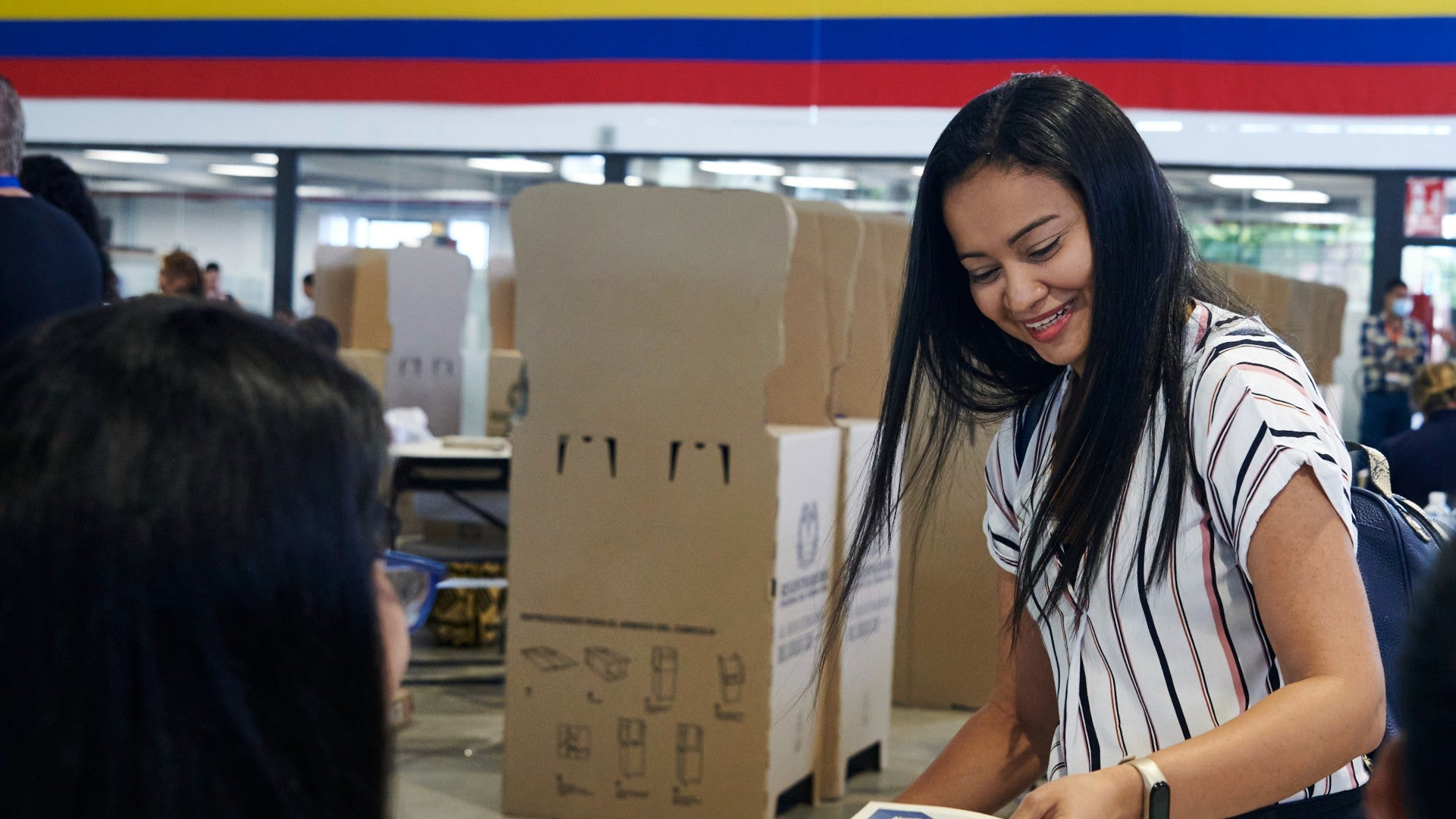 Ciudadanos colombianos ejercen su derecho al voto – Foto de referencia: EFE