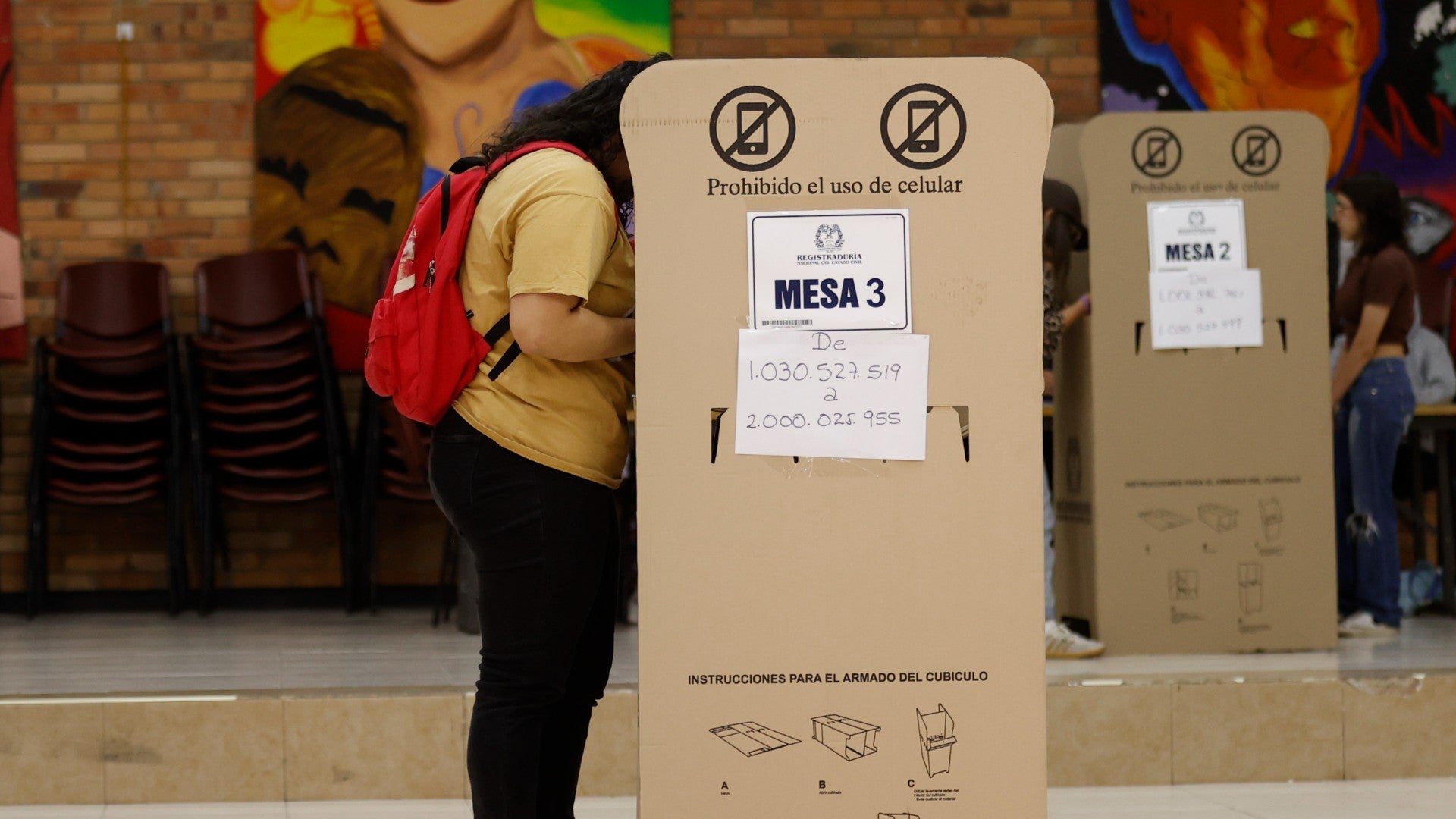 Ciudadana colombiana ejerce su derecho al voto – Foto de referencia: EFE