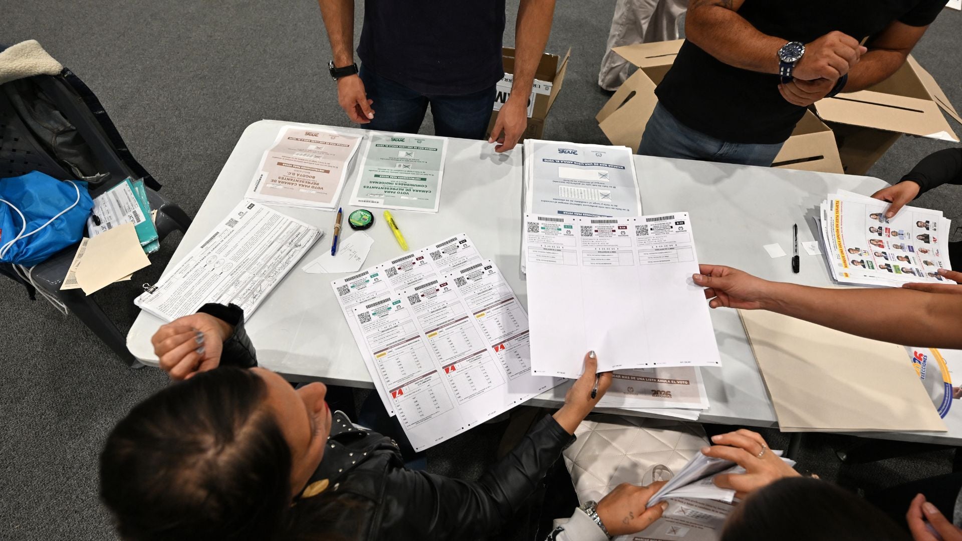 Jurados de votación en las Elecciones de Colombia 2026 hacen conteo de votos - Foto AFP