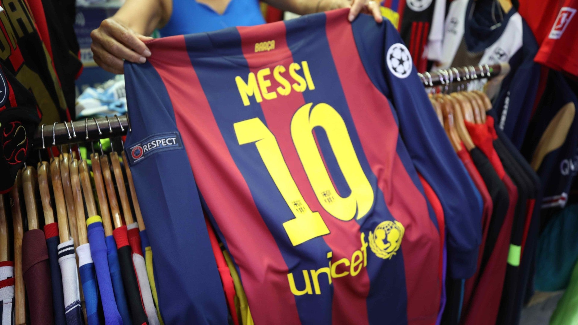 Camiseta del FC Barcelona con el nombre y número de Lionel Messi - Foto de referencia: EFE