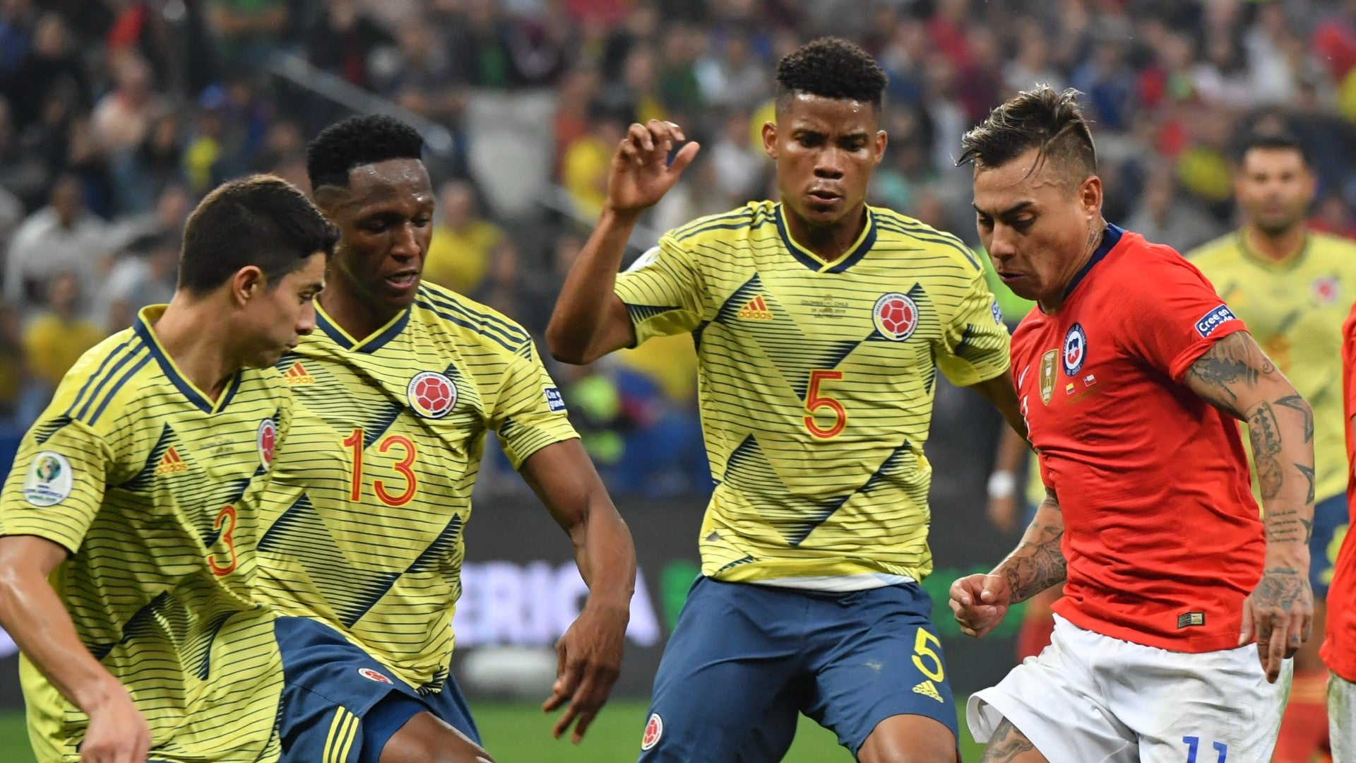 Los futbolistas colombianos Stefan Medina, Yerry Mina, Wilmar Barrios y el chileno Eduardo Vargas | Foto: AFP