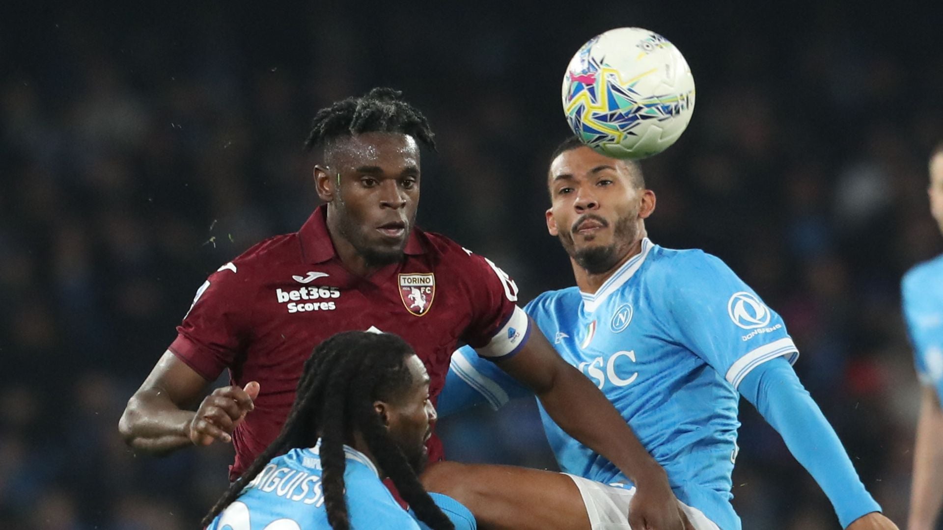 Duván Zapata, en el juego de Torino ante el Napoli - Foto: AFP