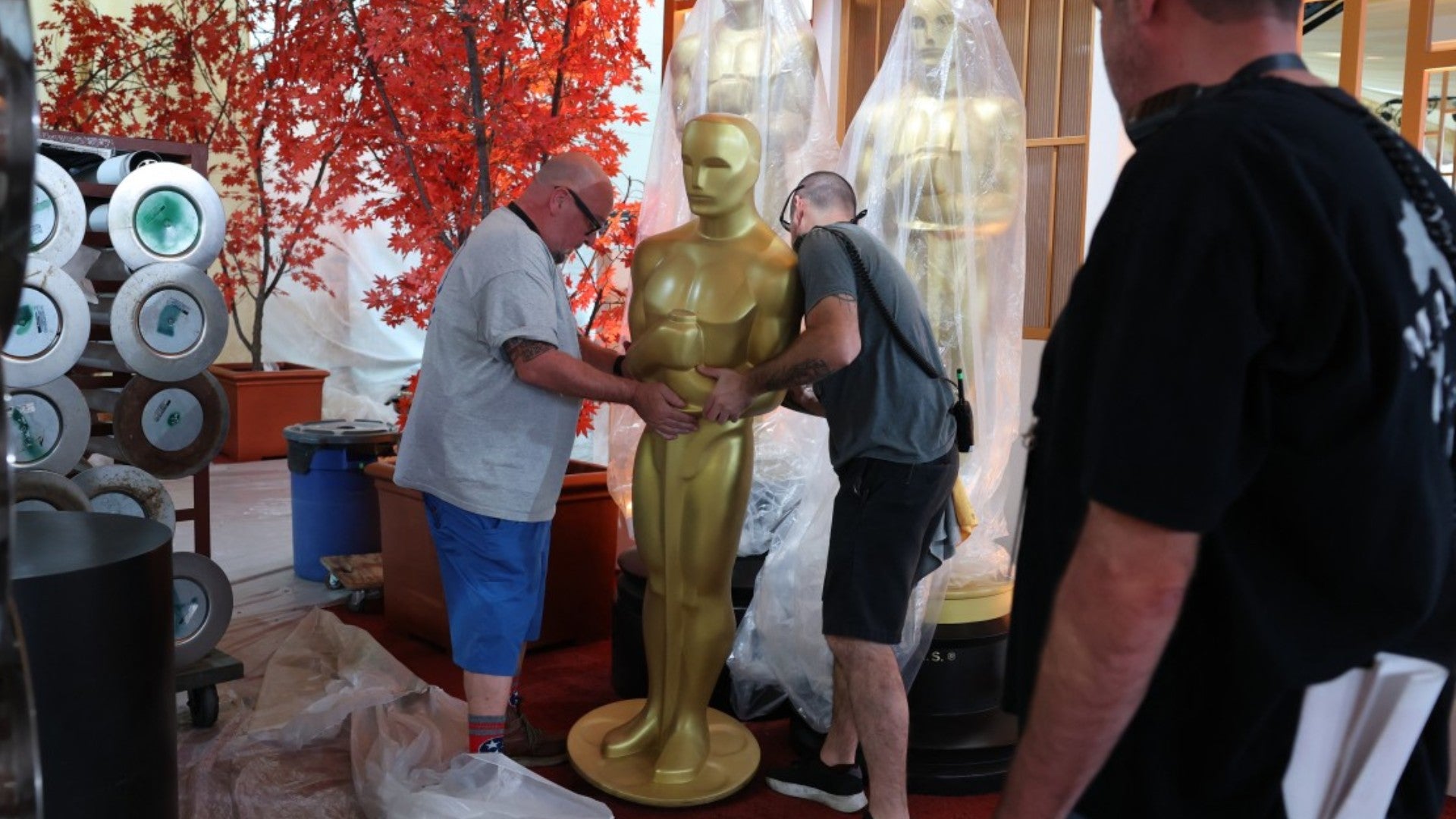 Trabajadores mueven una réplica decorativa de la estatua del Oscar previo a la 98ª Entrega Anual de los Premios de la Academia en Hollywood - AFP