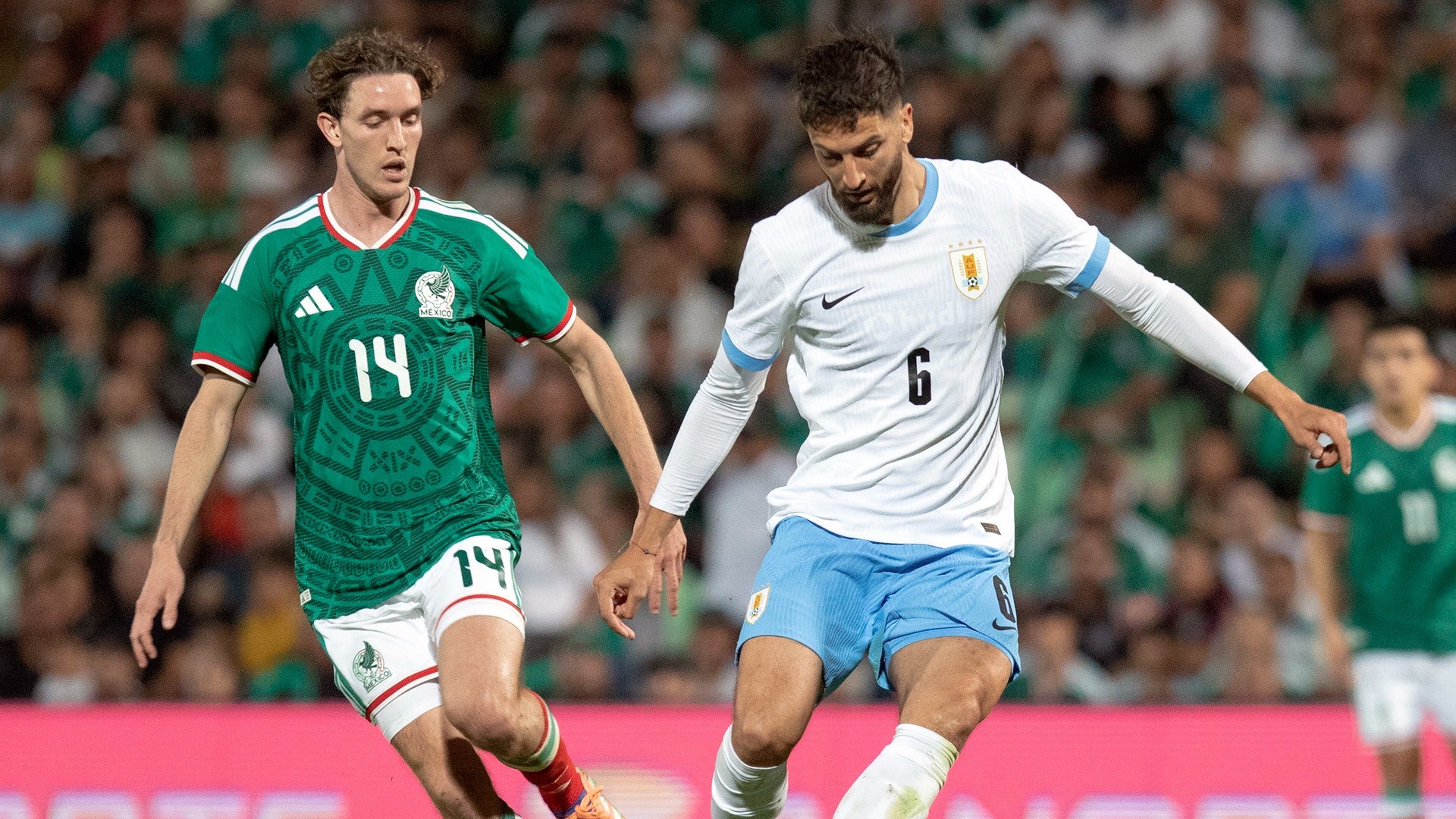 El futbolista mexicano Marcel Ruiz disputando el balón contra el uruguayo Rodrigo Bentancur | Foto: EFE